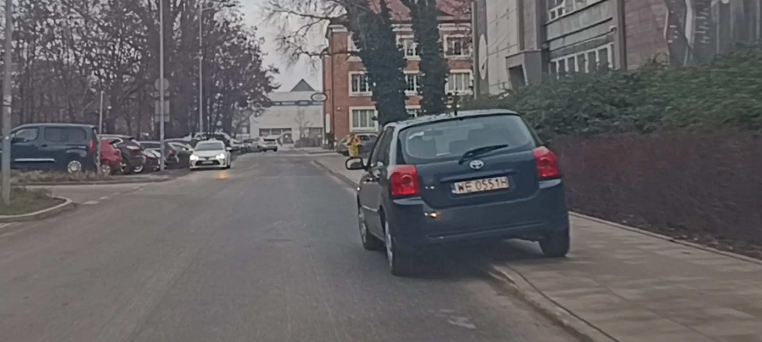 Parkowanie na zakazie zatrzymywania się i postoju. Siadaj Jasiu, pała, nie zdałeś.