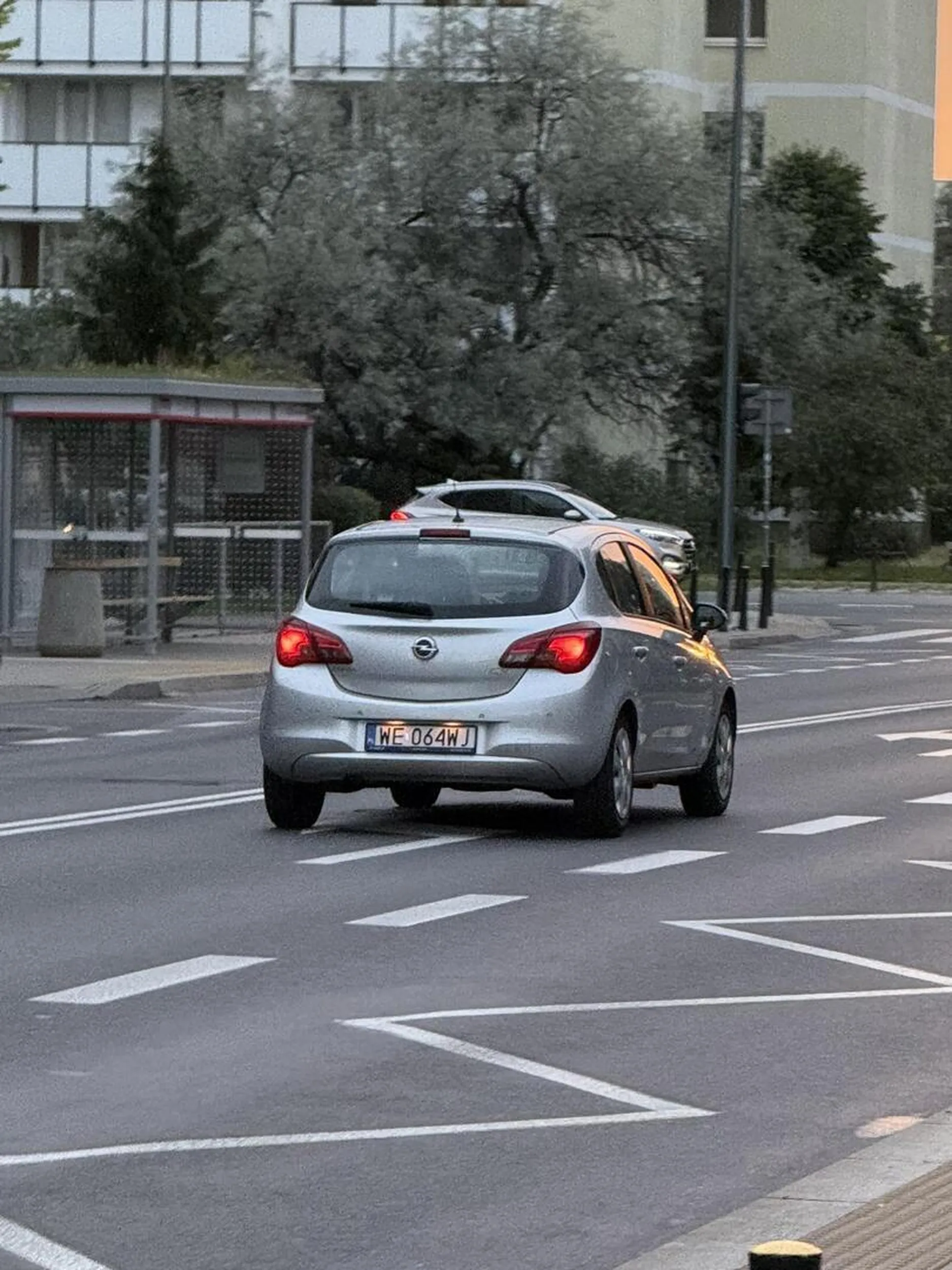 Kierowca tego pojazdu 23.07.2025 o godz. 20:15 w Warszawie, na skrzyżowaniu Komorskiej i Łukowskiej, niemal potrącił mnie na przejściu dla pieszych. Wchodziłem już na środek pasów – byłem dobrze widoczny, a on jechał na tyle wolno, że bez problemu mógł się zatrzymać. Zamiast tego przyspieszył, niemal się we mnie wbijając, tylko po to, by po chwili zatrzymać się dosłownie na tym samym skrzyżowaniu – parę metrów dalej musiał przepuścić innego pieszego, a następnie stanął na czerwonym świetle na skrzyżowaniu Łukowska/Zamieniecka. To zachowanie nie miało żadnego sensu – nie zyskał ani sekundy, za to naraził mnie na realne niebezpieczeństwo. Czysta bezmyślność albo brak kontroli nad pojazdem. Kierowca wyglądał na osobę w podeszłym wieku – i to niestety kolejny przykład, dlaczego potrzebne są obowiązkowe badania lekarskie i okresowa weryfikacja prawa jazdy po osiągnięciu pewnego wieku.