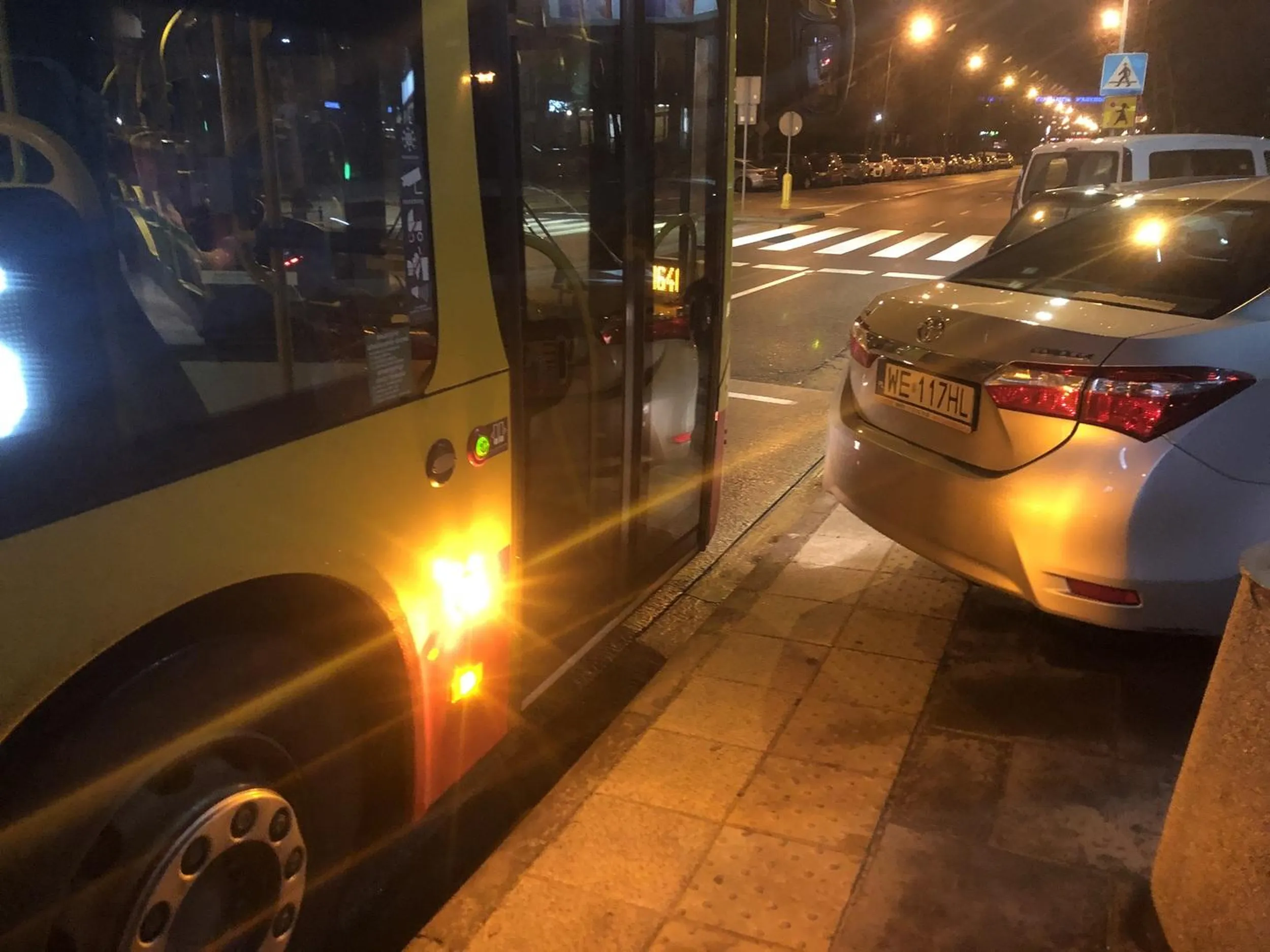 Ewidentnie nie lubi ludzi, którzy chcą wysiąść z autobusu.