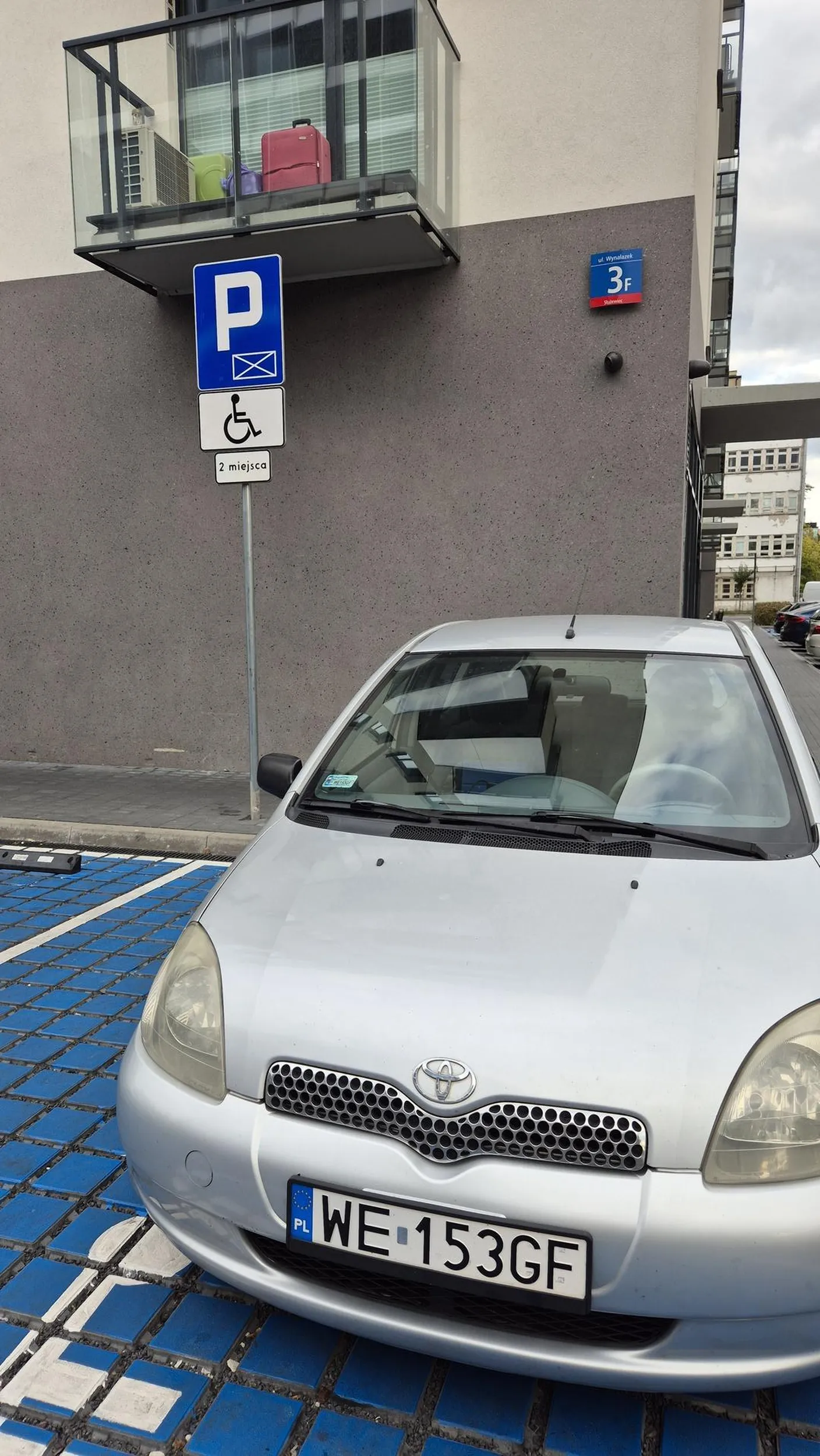 Kurierka więc staje na miejscu dla inwalidów