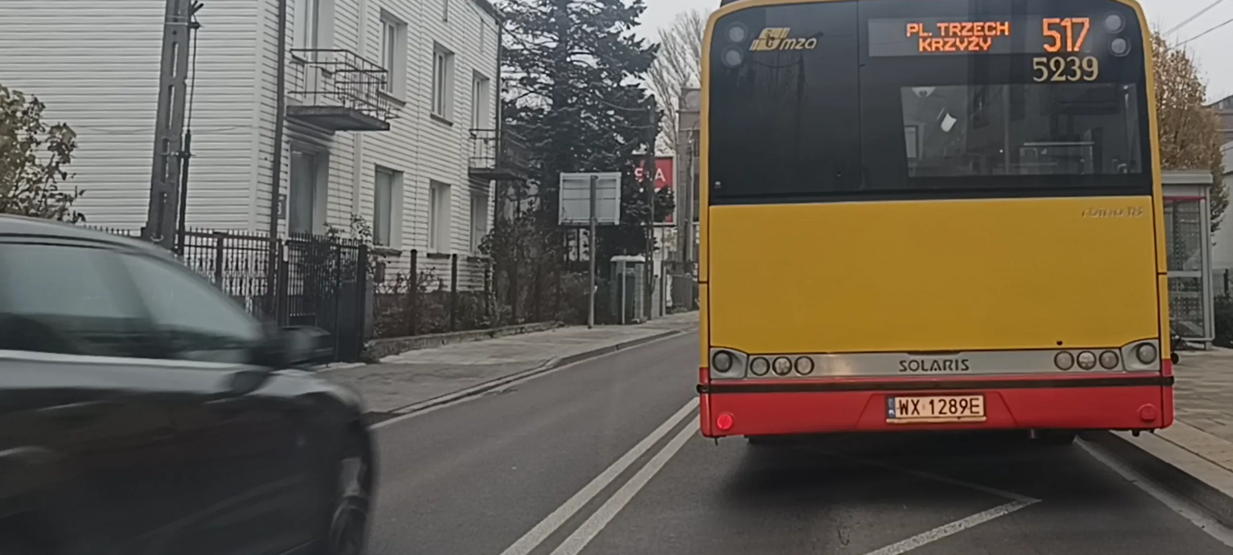 Bandyta drogowy wyprzedza na podwójne linii ciągłej przed rondem na ulicy Lalki w Ursusie.