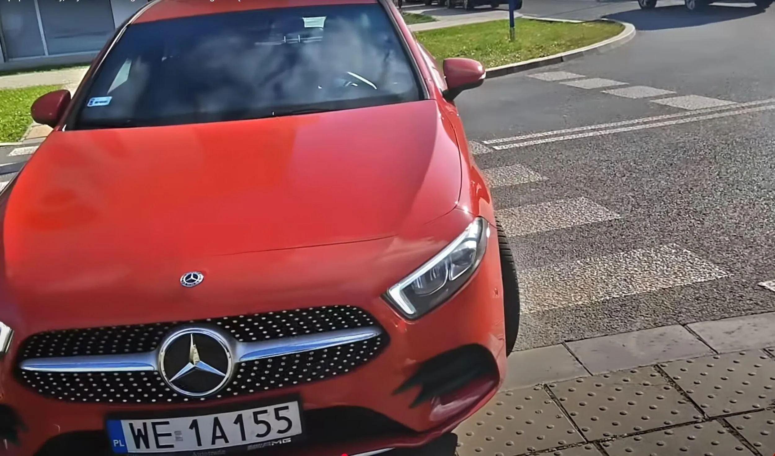 Bambik inteligencji i morderca drogowy jeździ wzdłóż pasów dla pieszych oraz wjezdza na chodnik.