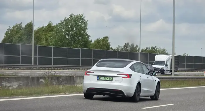 Wyprzedza z prawej strony, po czym  wpycha się i myśli,że jak ma gównolota to ktoś go wpuści ? brak słów. Uważajcie, bo stwarza mega niebezpieczeństwo