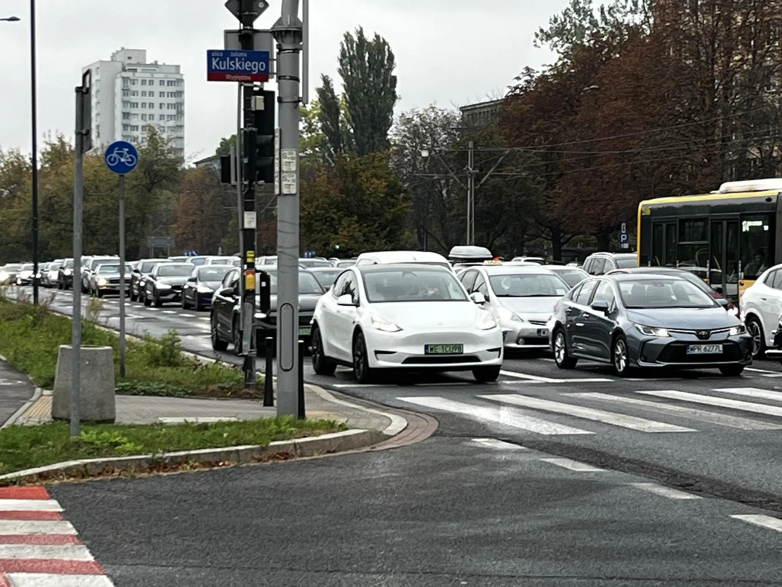 Staje blokując pas do skrętu żeby samemu wszyskich wydymac bo tesla szybka. Chamskie zachowanie. Szkoda że Ci do skrętu czekają. Ale kierowcy zależy tylko żeby sam był najszybciej.