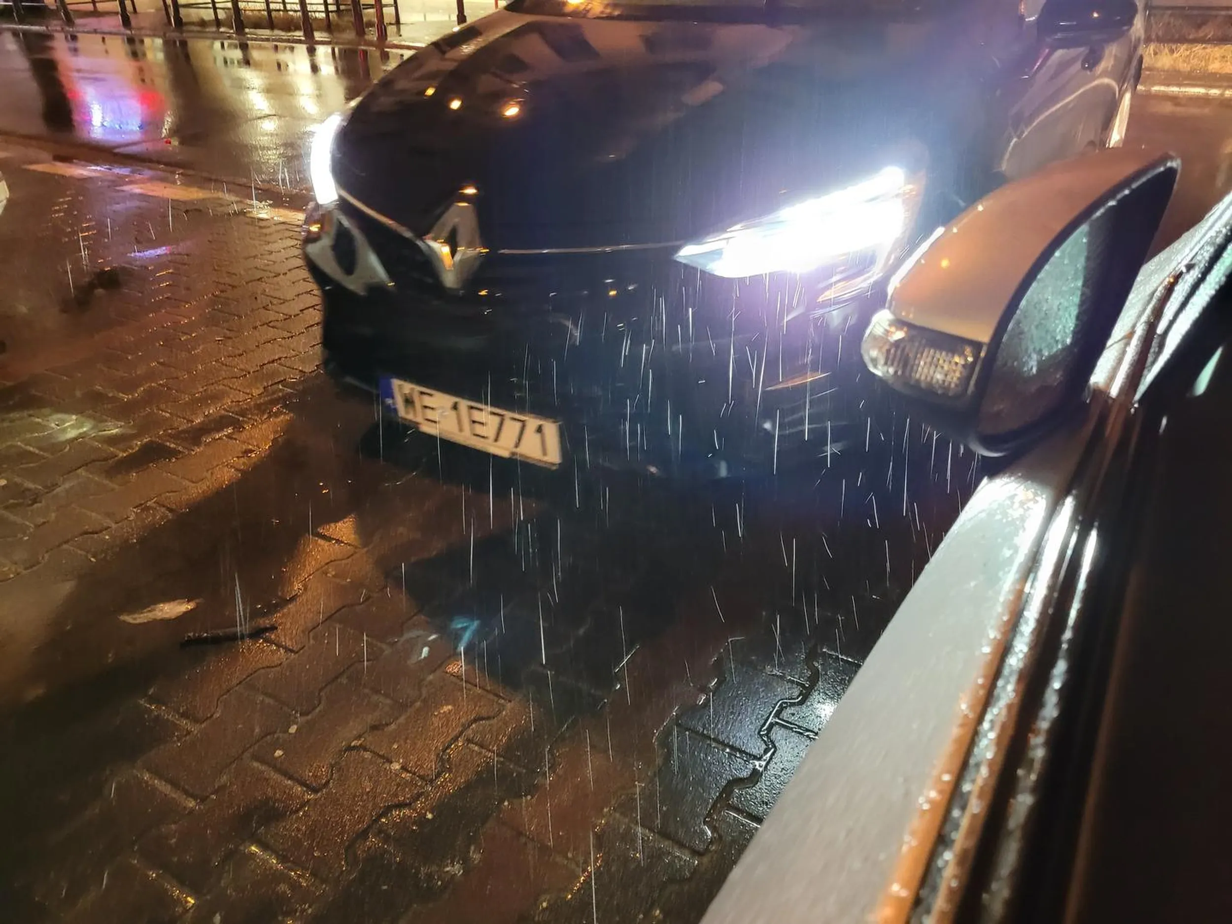 Samej jazdy oceniać nie będę, ale poszanowanie cudzej własności a i owszem.. Nie polecam parkowania w pobliżu, pani wsiadając do swojego "leasinga" nawala drzwiami po samochodach obok mając za nic, że je uszkadza..