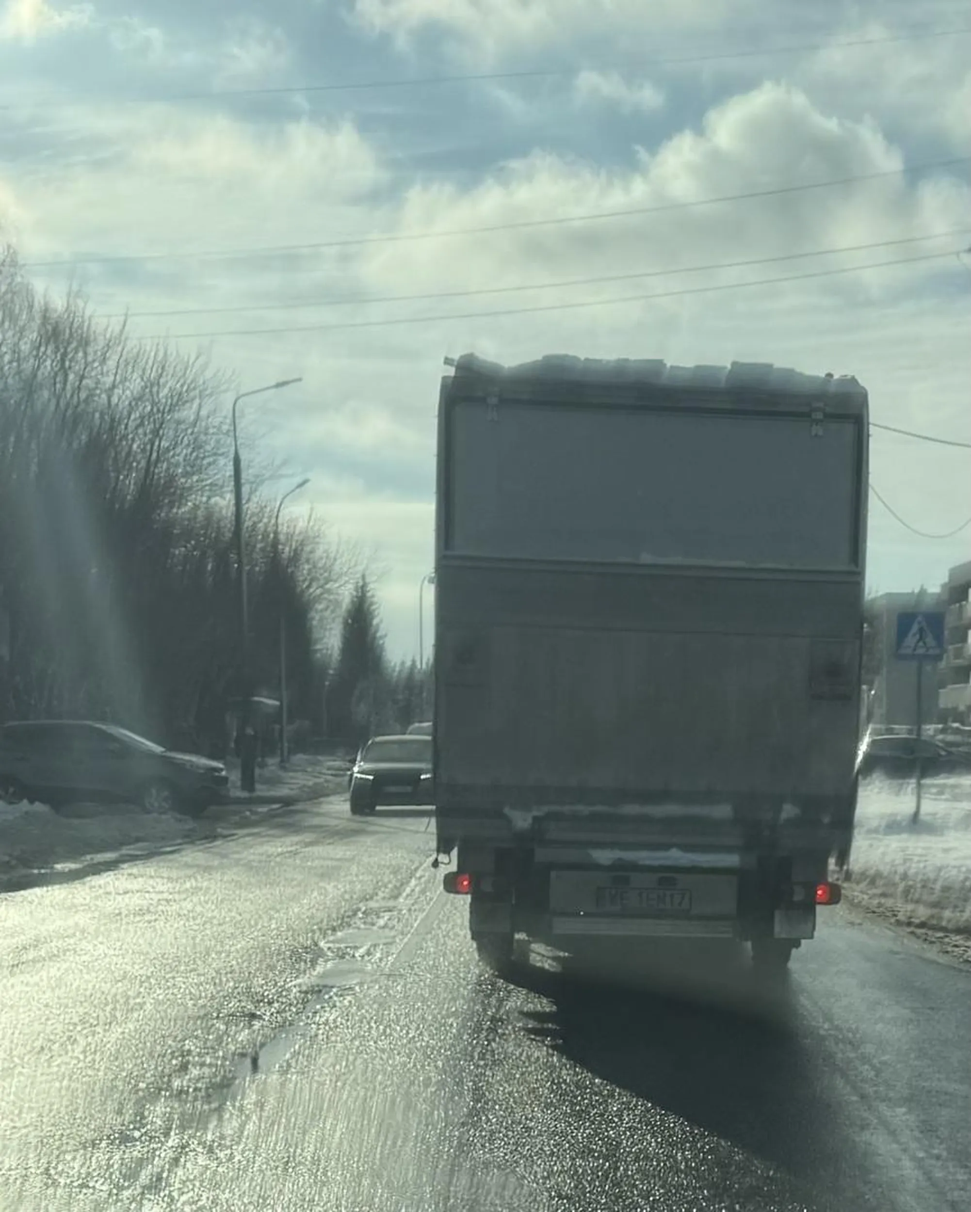 Na dachu 20cm warstwa śniegu z bryłami lodu, która spadała na ulicę i przejeżdżające auta. Dodatkowo człowiek nie zna przepisów jazdy na suwak, specjalnie przyspiesza aby nie wpuścić auta z prawej strony. Wstyd!