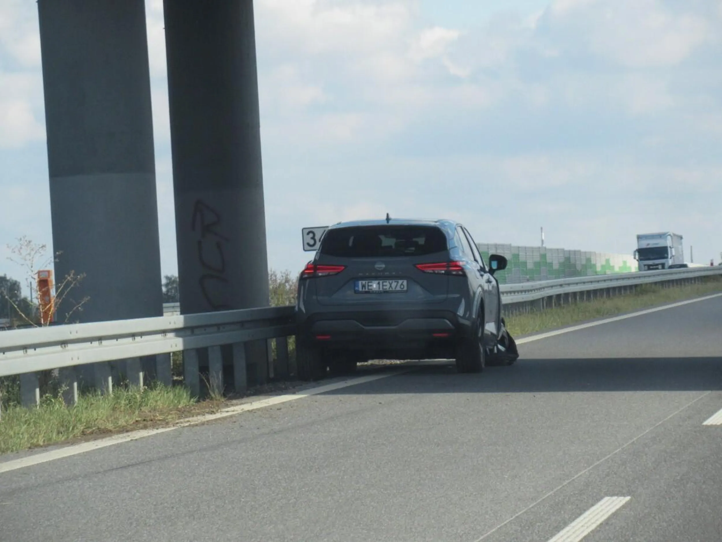 Baran w nissanie spowodował wypadek w biały dzień na prostej drodze najeżdżając na tył poprzedzającego go samochodu na A1 o 3 pasach ruchu na każdej jezdni: https://epiotrkow.pl/news/kolejne-zdarzenia-na-drogach-naszego-regionu-dwie-kolizje-na-a1-w-gminie-moszczenica,59383 "– Kierujący Nissanem nie zachował należytej ostrożności i najechał na tył Seata. W wyniku uderzenia Seat odbił się od barier energochłonnych – informuje asp. sztab. Izabella Gajewska, oficer prasowa KMP w Piotrkowie Trybunalskim."