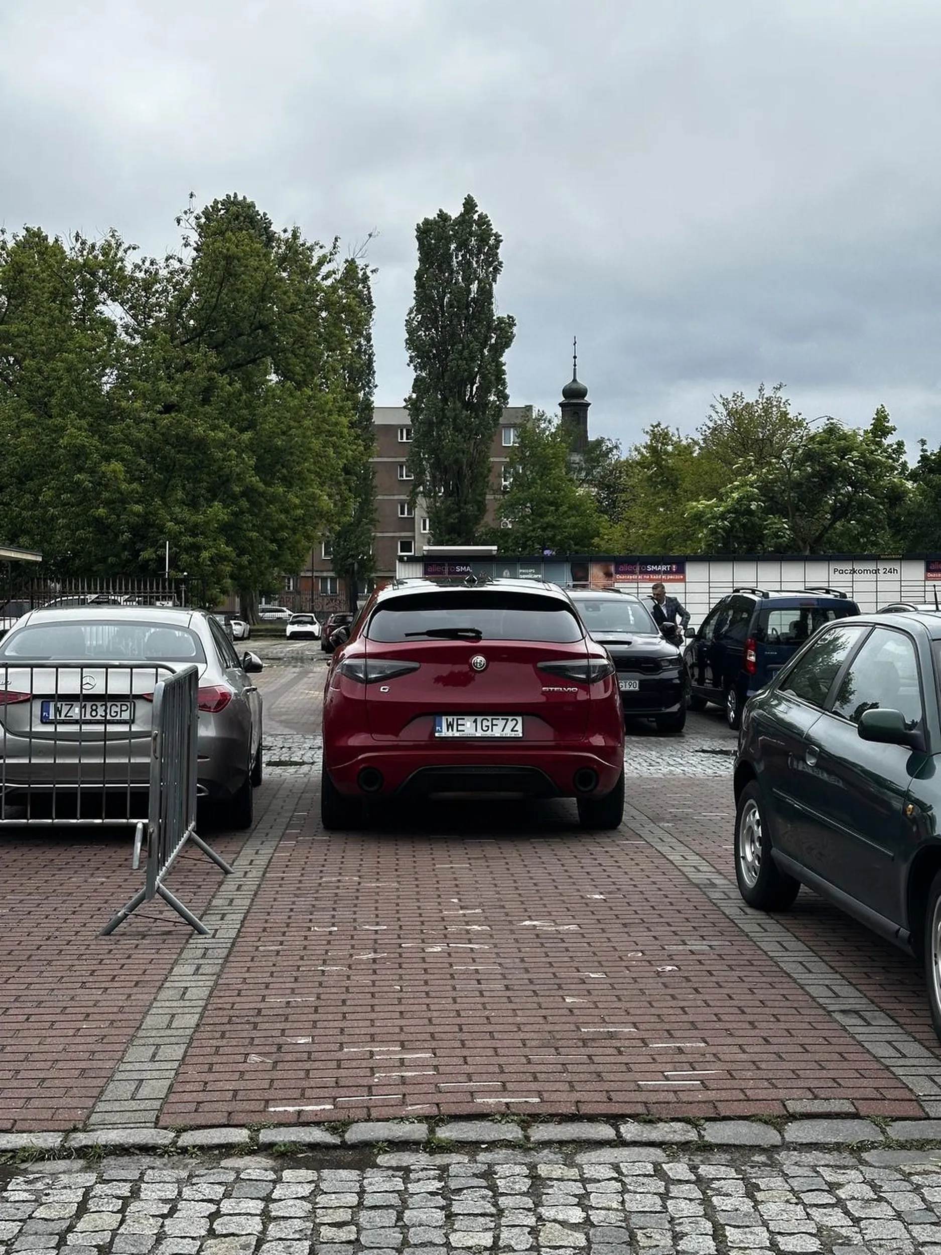 mądralo pięknie zablokowałeś wyjazd z parkingu gratuluję