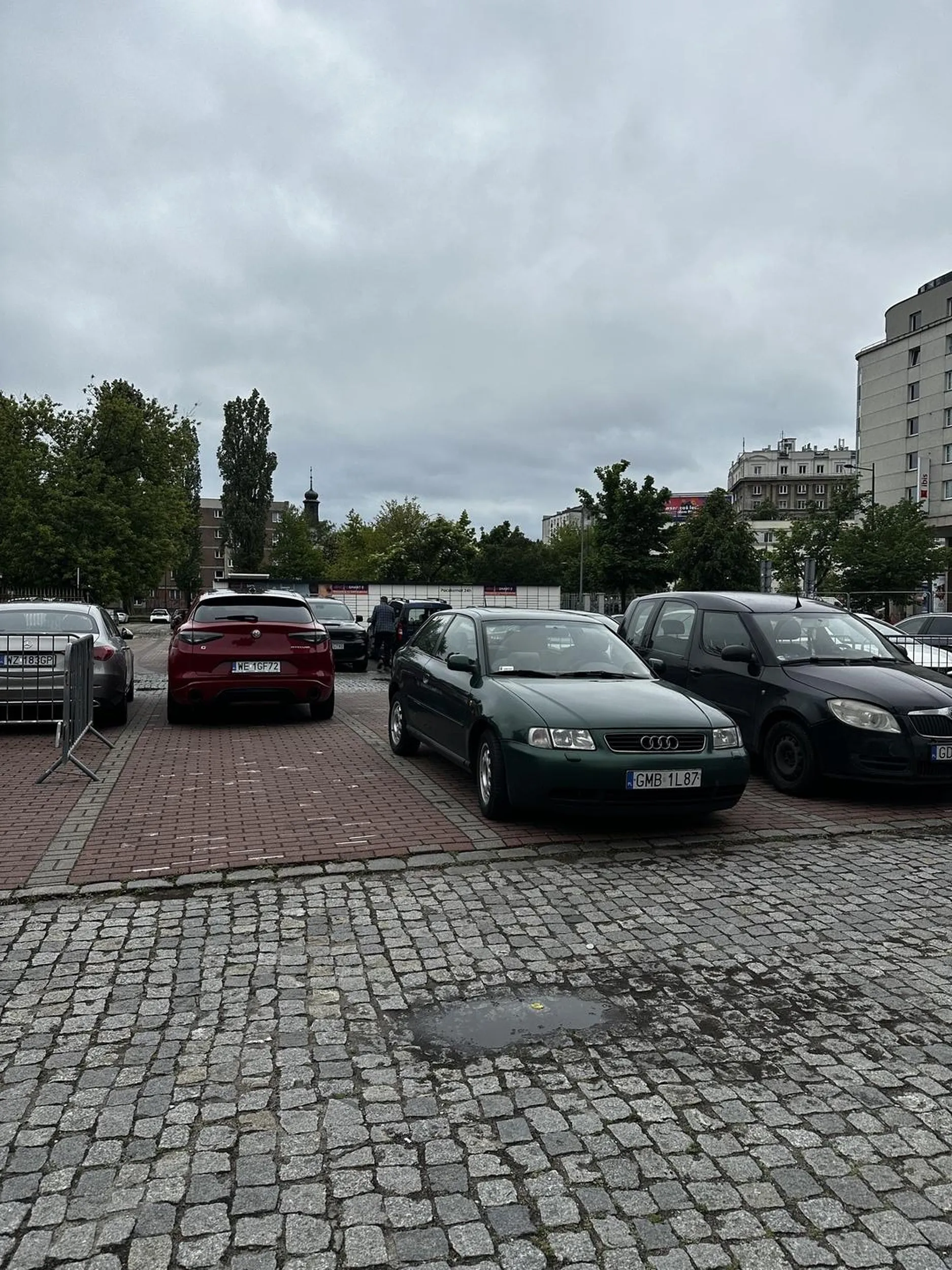 mądralo pięknie zablokowałeś wyjazd z parkingu gratuluję