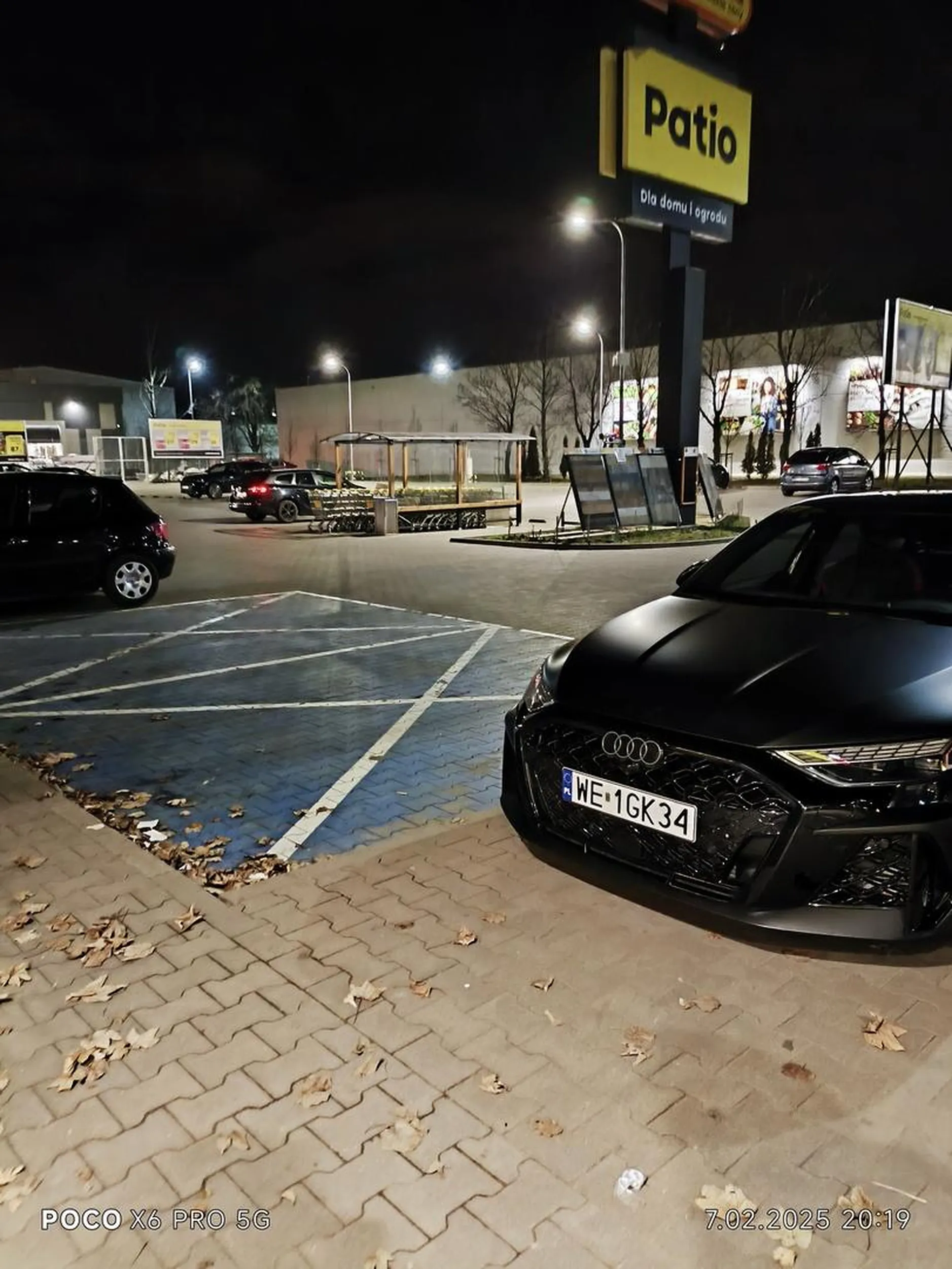 Parkuje na podjeździe na chodnik dla babć z wózkami i osób niepełnosprawnych