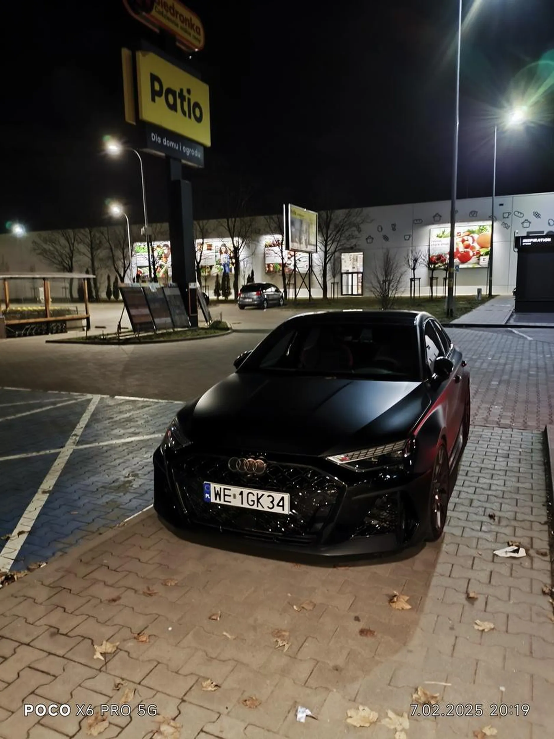 Parkuje na podjeździe na chodnik dla babć z wózkami i osób niepełnosprawnych