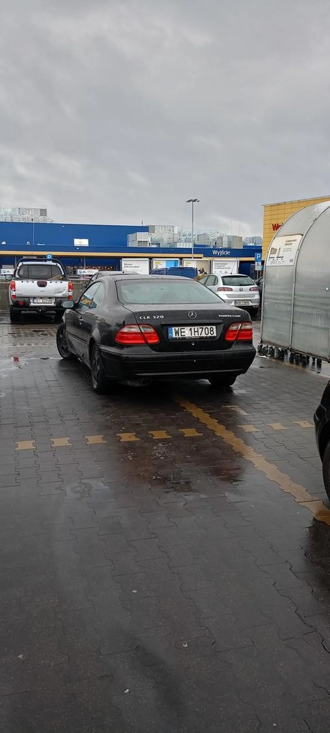 Mistrz parkowania na medal. Zajął dwa miejsca i jest problem z parkingiem.