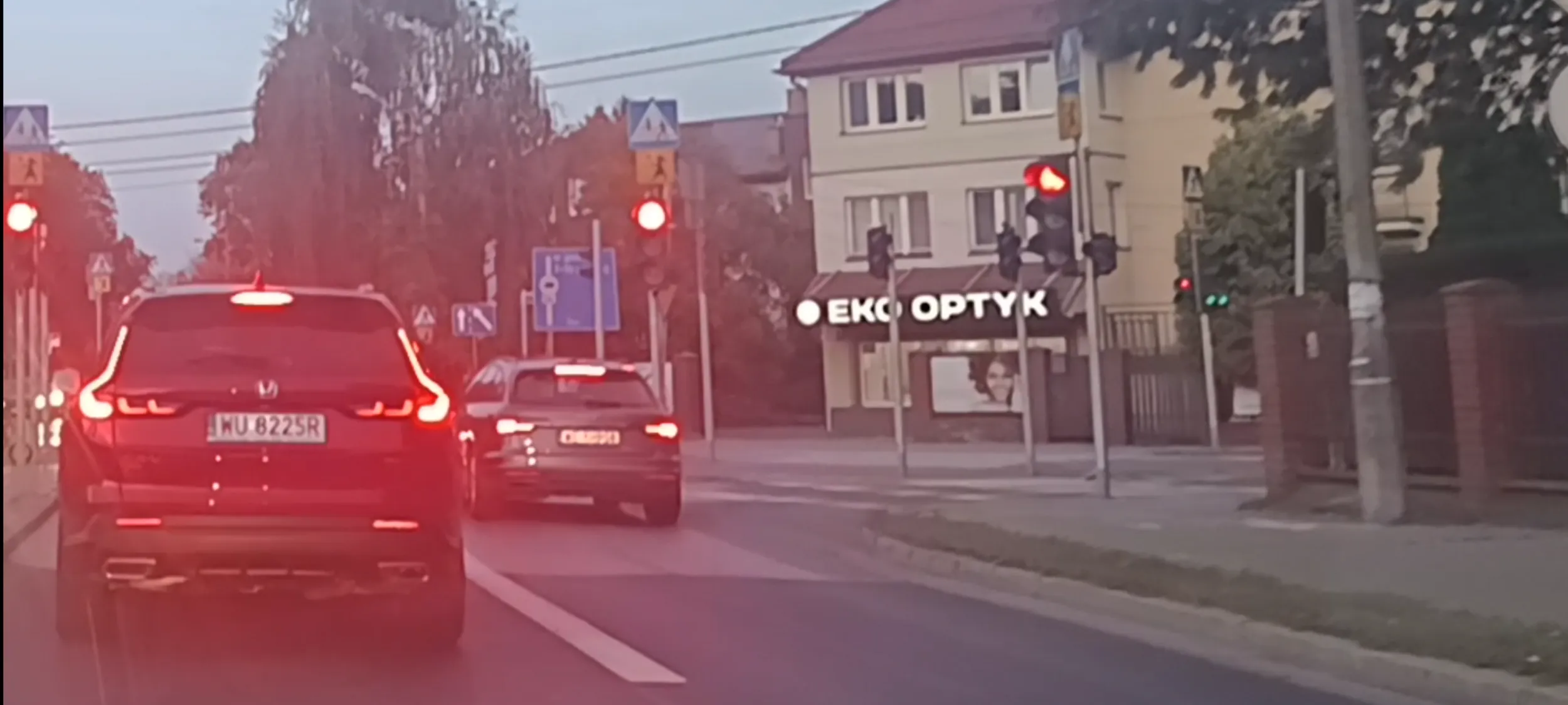 Jazda slalomem między samochodami z prędkością 80 km/h w miejscu ograniczenia prędkości do 50km/h