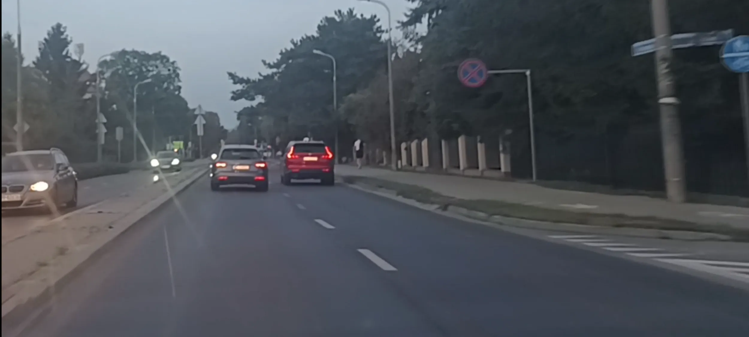 Jazda slalomem między samochodami z prędkością 80 km/h w miejscu ograniczenia prędkości do 50km/h