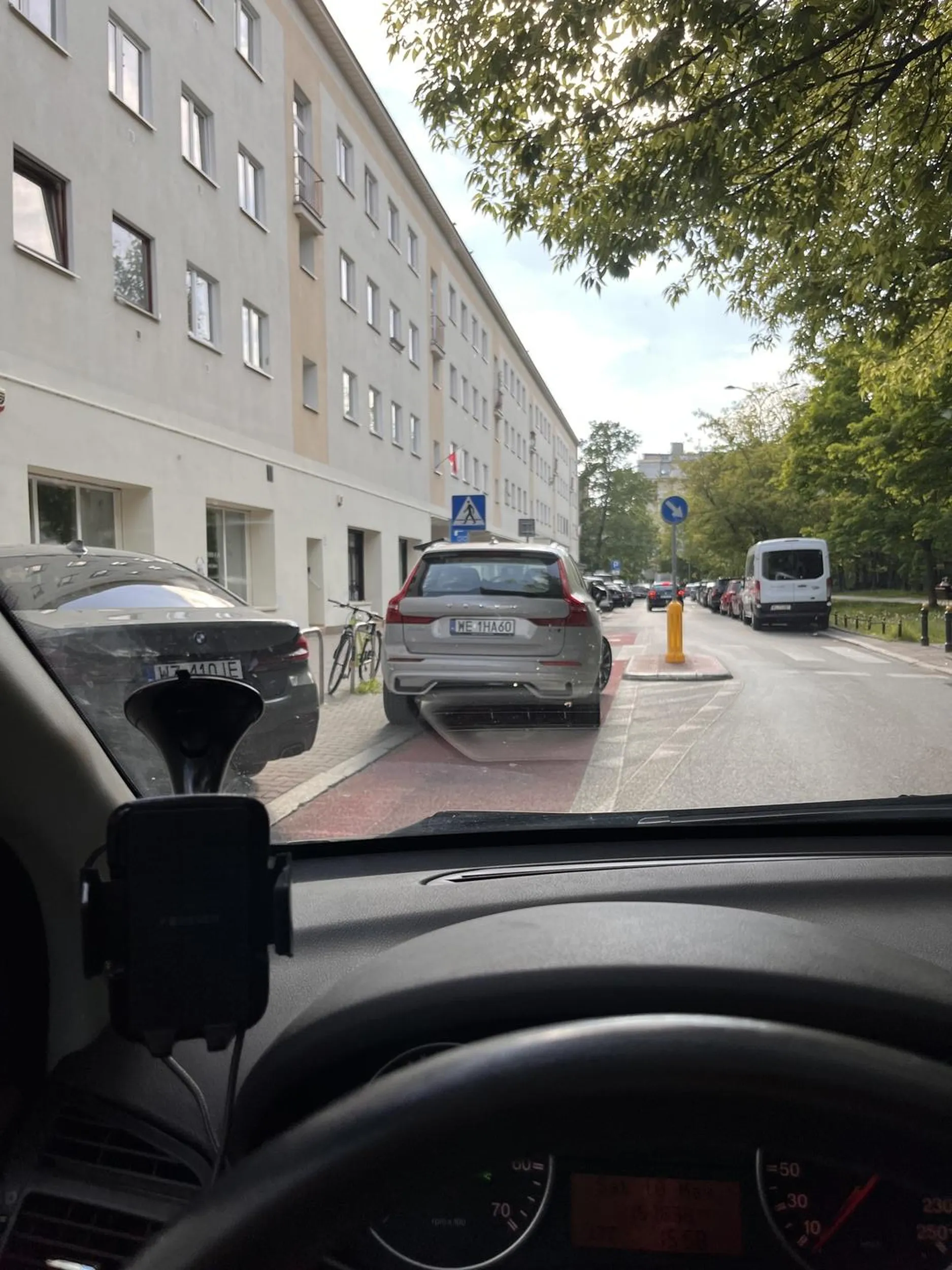 Wywalone na chodnik, pasy i ścieżkę rowerową