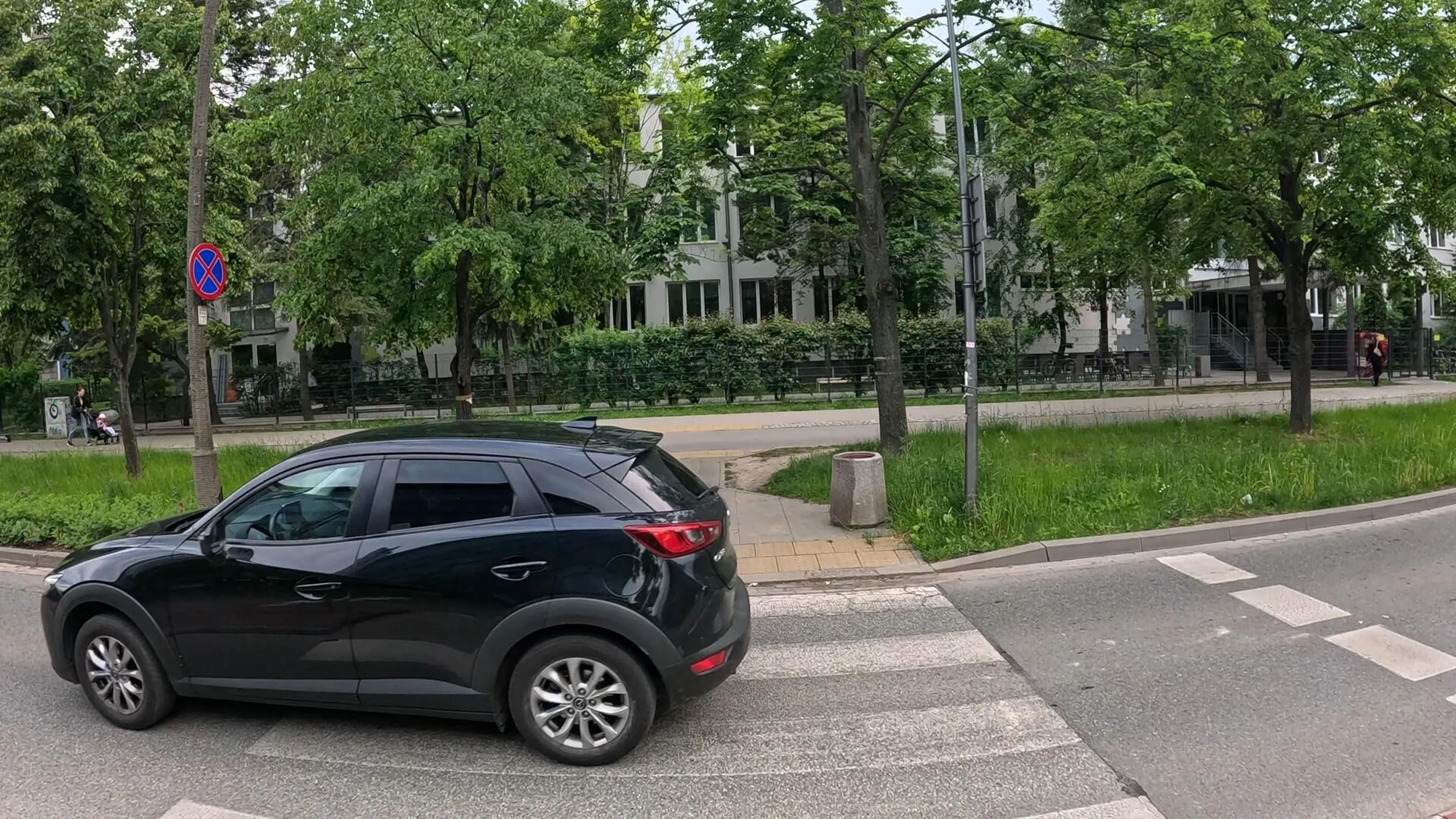 Stara baba która powinna jeździć autobusem a nie samochodem, skoro nie rozumie, że nie wymusza się pierwszeństwa wobec pieszych i rowerzystów którzy znajdują się JUŻ na przejściu