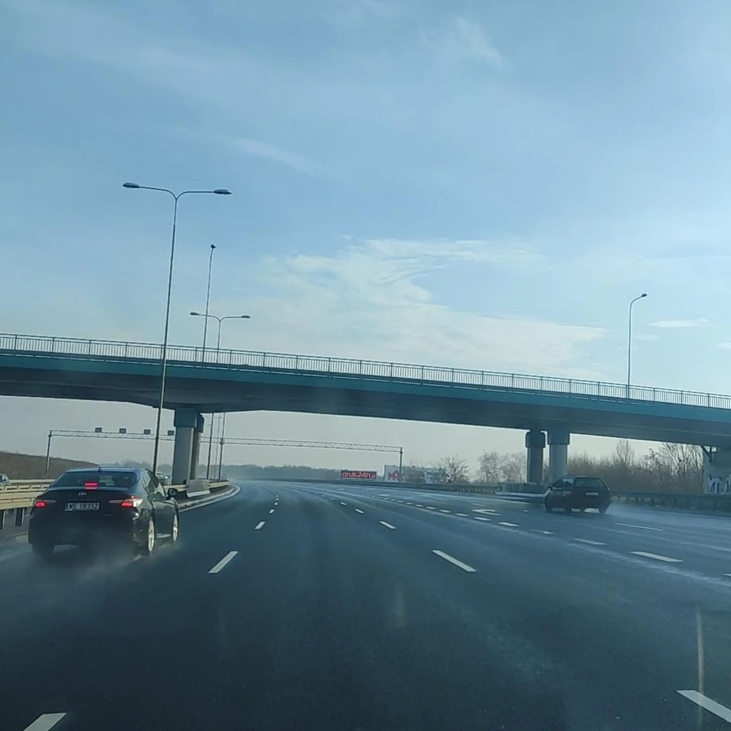 Z lewego, przez kilka pasów do zjazdu ??‍♂️