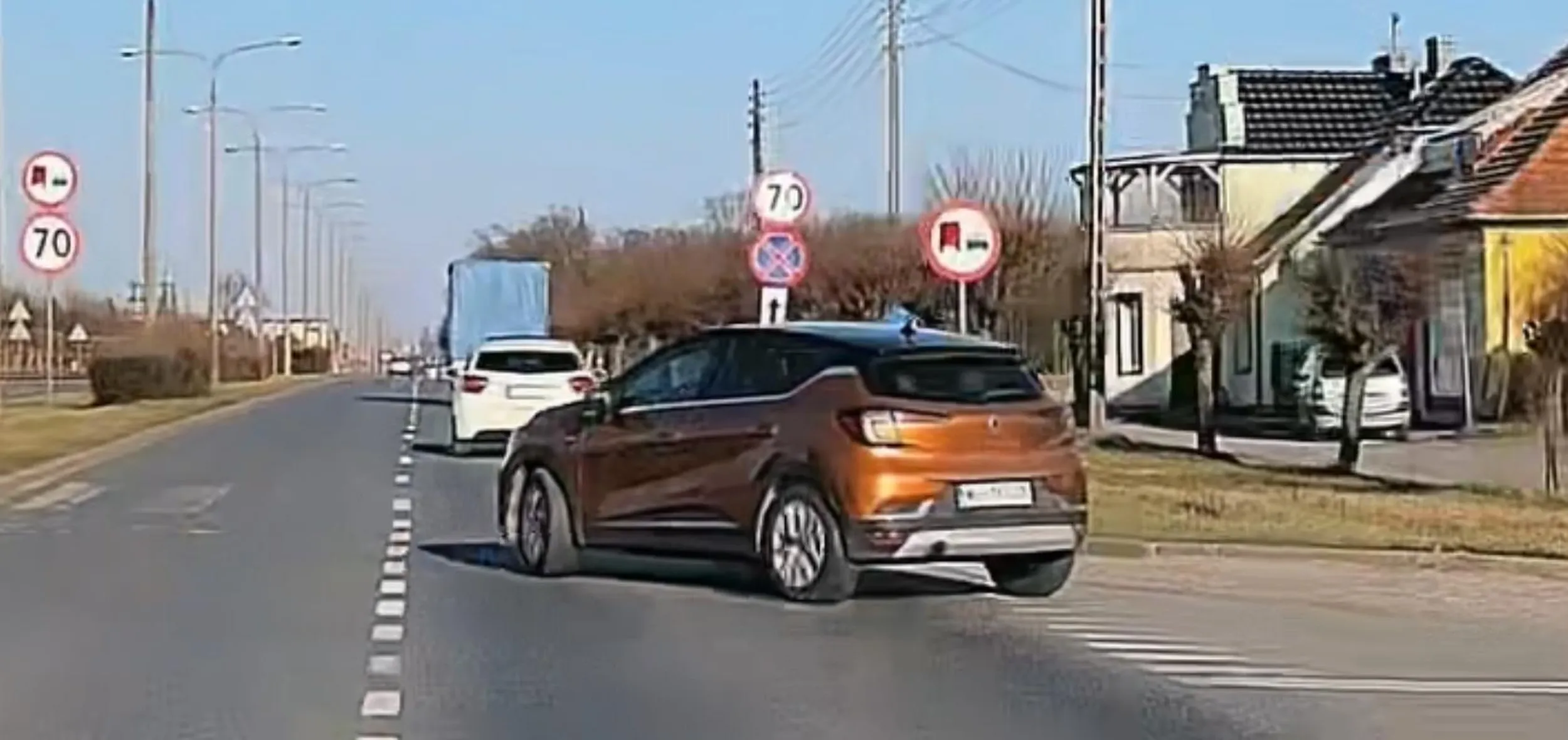 Stara baba wyjeżdża z podporządkowanej nie patrząc na innych.