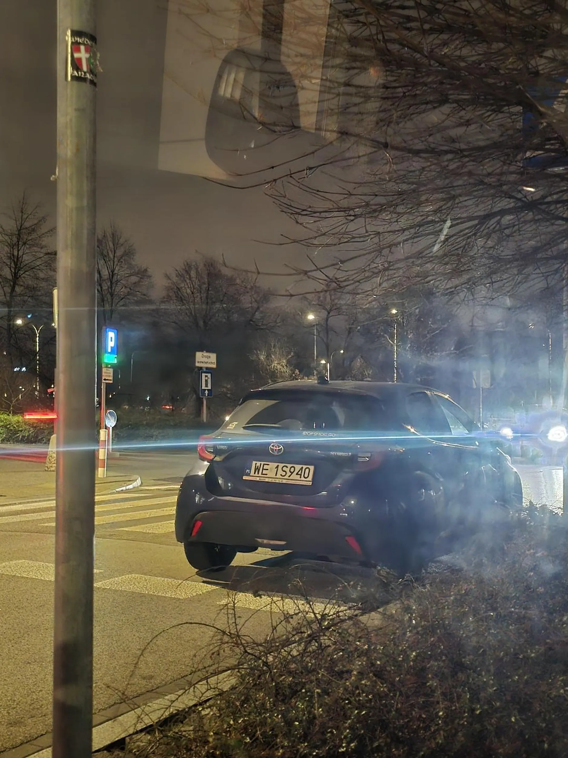 Widzę ze kierowca chyba świeżo po odebraniu prawa jazdy :) Zgłoszone do odpowiednich służb, przyjdzie prezent po świętach co prawda, ale będzie! Wesołych!