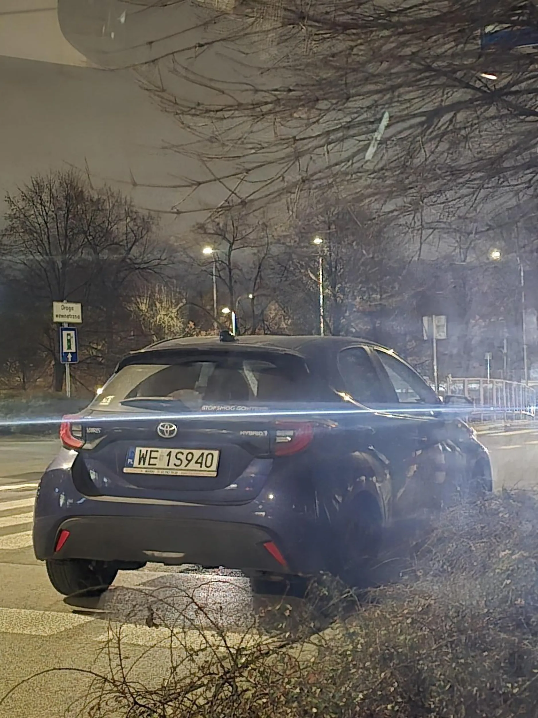 Widzę ze kierowca chyba świeżo po odebraniu prawa jazdy :) Zgłoszone do odpowiednich służb, przyjdzie prezent po świętach co prawda, ale będzie! Wesołych!