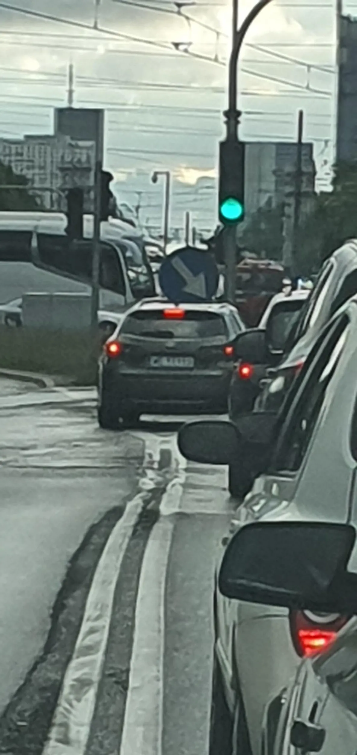 Auto Toyota Corolla. Chłop stojąc w korku wyminął pod prąd całą kolejkę samochodów. Na pokładzie samochodu piesek, dwójka dzieci... Wspaniały przykład ojciec daje młodemu pokoleniu. Gamoń poprostu i tyle. Sytuacja miala miejsce o godz 18:35 na Al. Waszyngtona w Warszawie
