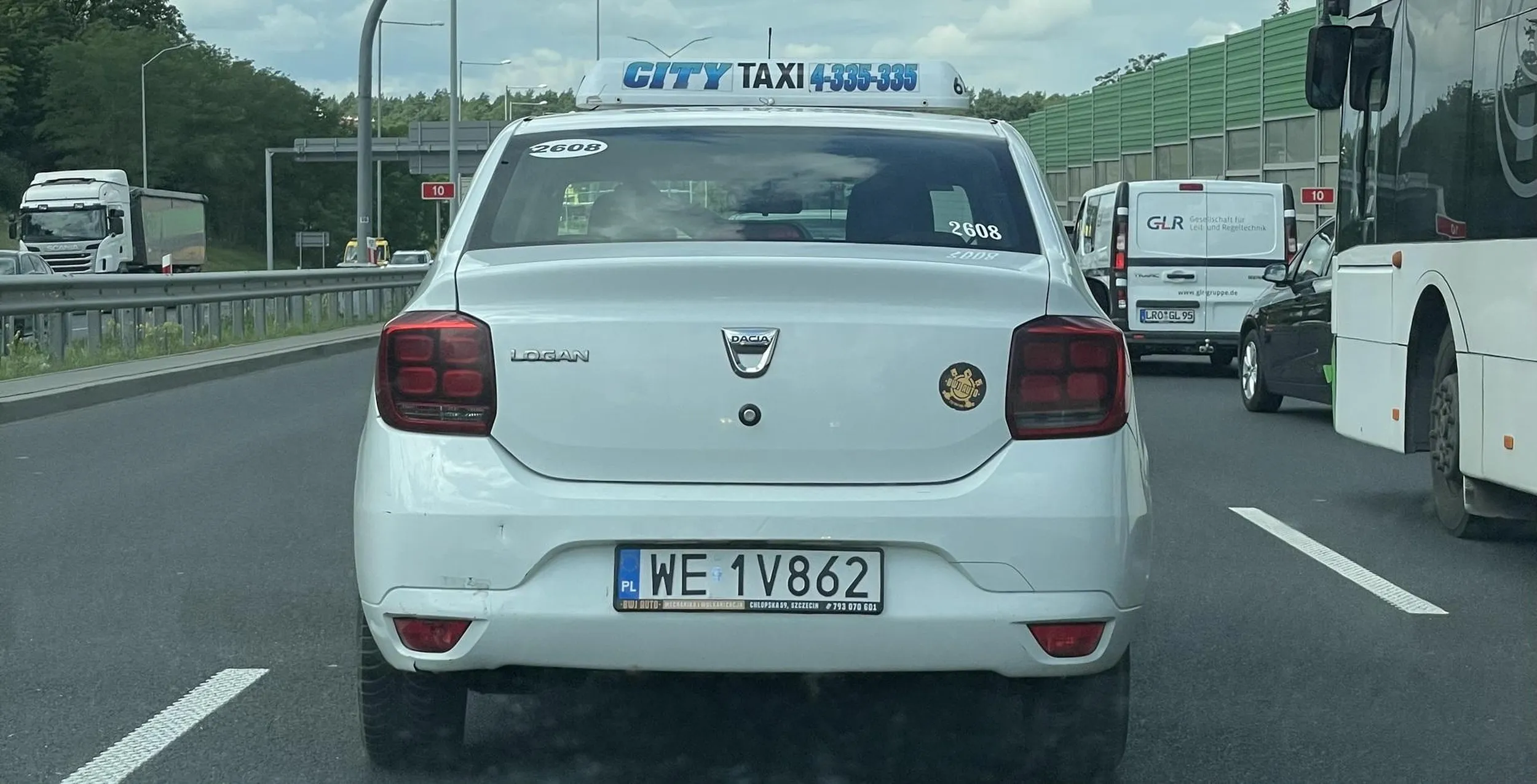 Niby chce wpuścić a potem robi dziwne manewry jak by chciał wyłudzić na stłuczce. Radzę na niego uważać. Jeździ w Szczecinie