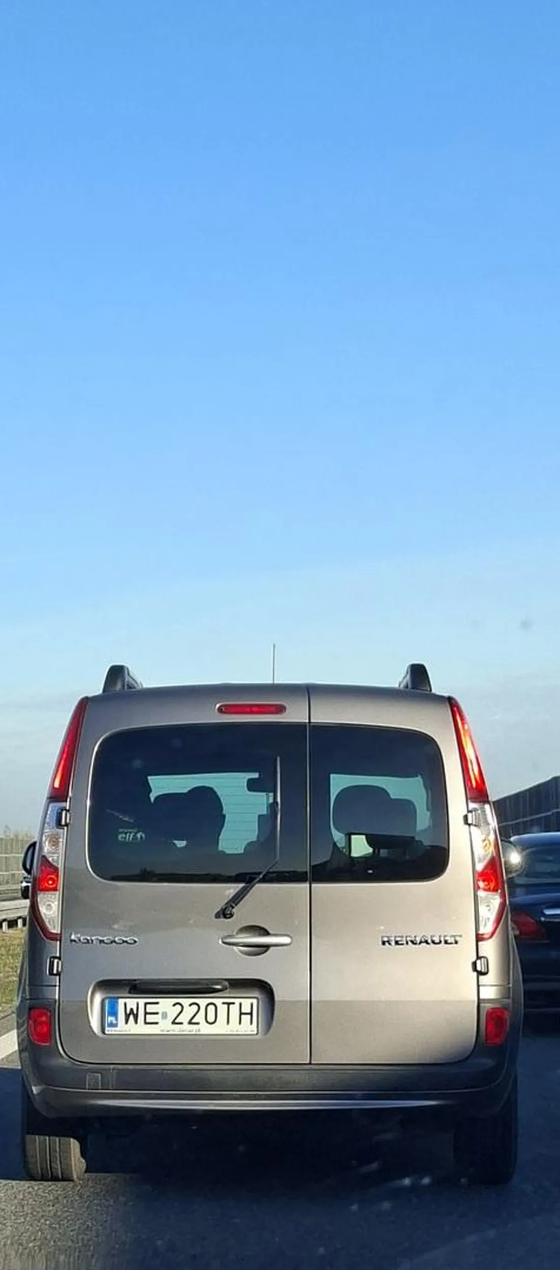 Zajeżdża drogę, nie utrzymuje odpowiedniego odstępu. Stwarza zagrożenie. Potencjalny zabójca...