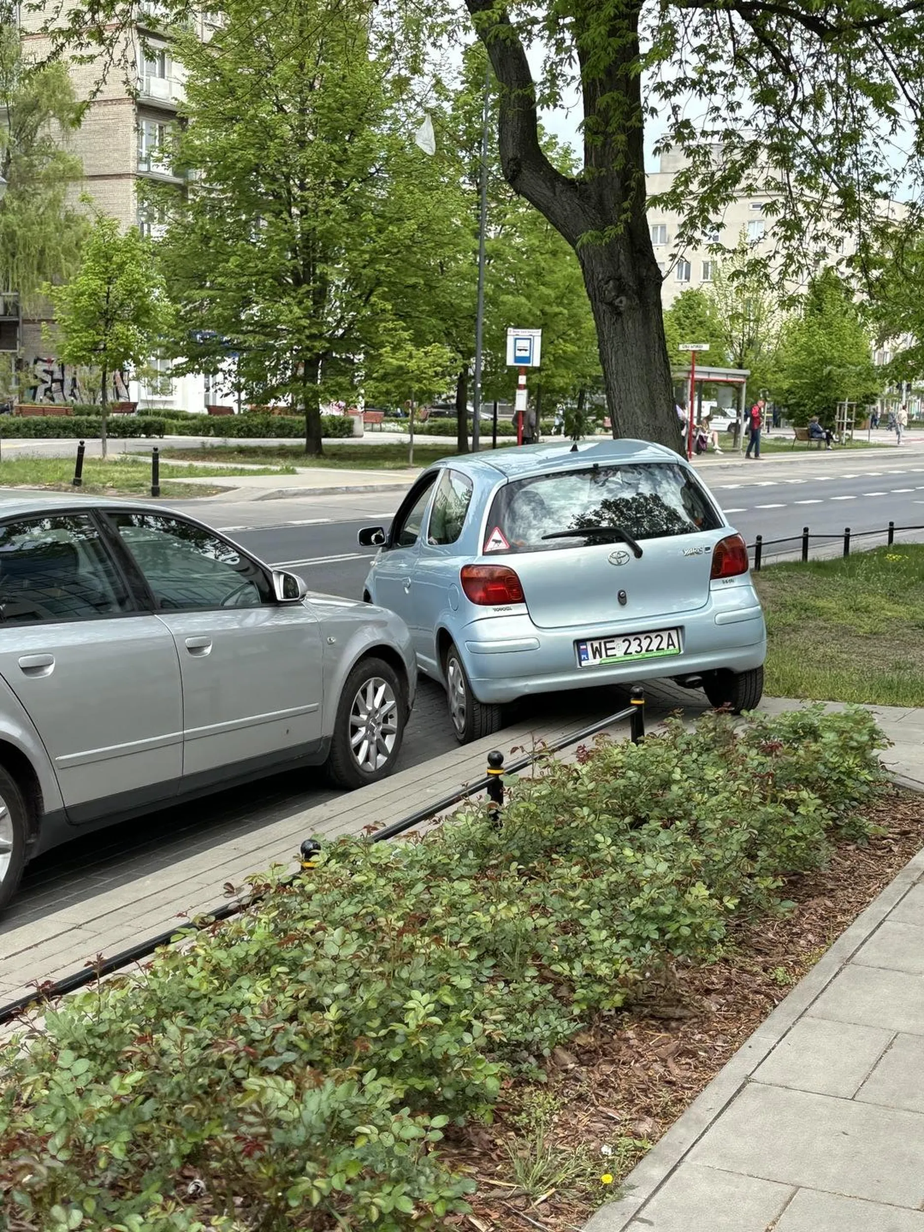 Naucz się parkować dziadu, a nie zastawiasz samochody.