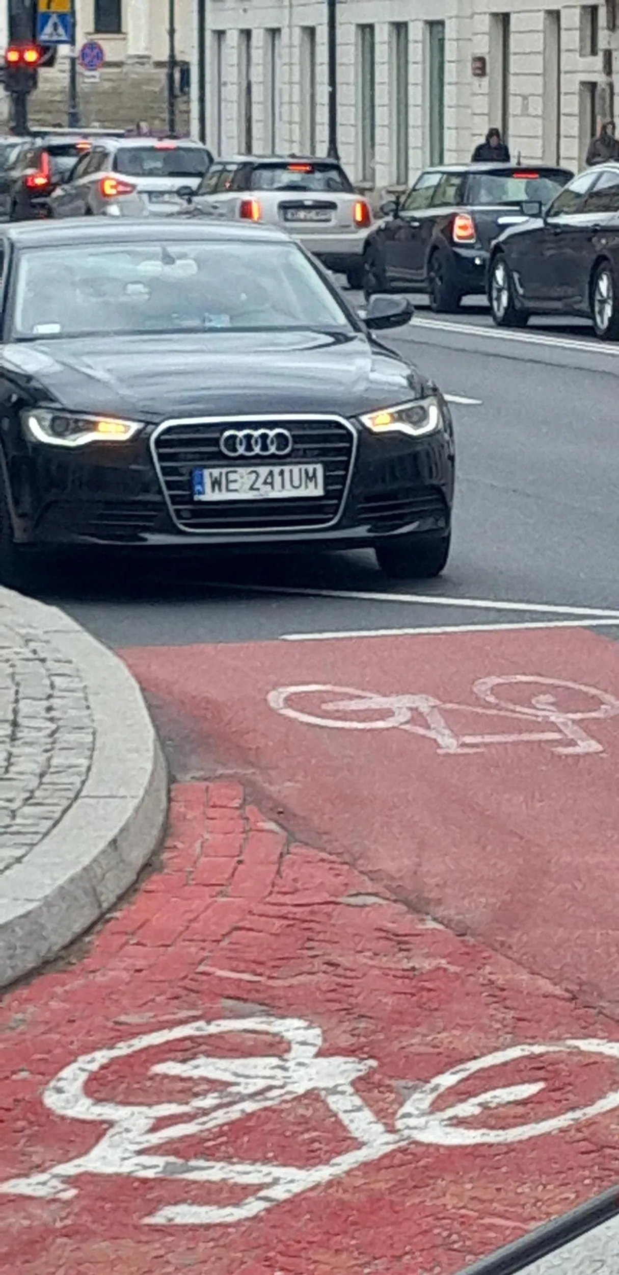 Zgłosiłem dziś tego typa policji (blokował pas rowerowy i przystanek). Policjanci stwierdzili, że "pojazd rządowy" i nic nie mogą zrobić xd