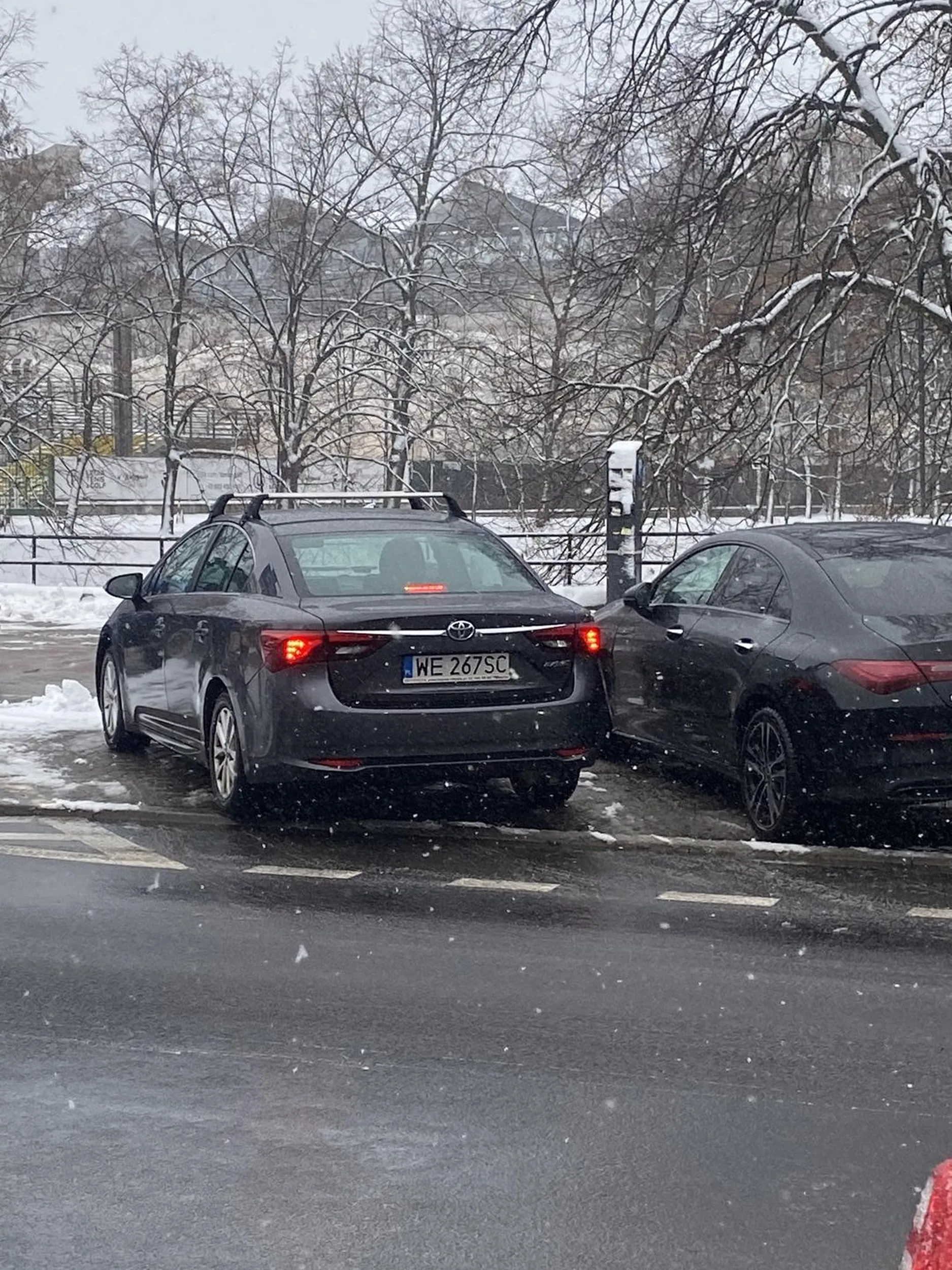 Kierowca Toyoty to prawdziwy cham. Wyzywa innych kierowcow i szuka zwarcia - tylko dlatego ze drugi wyprzedzil go w parkowaniu do wybranego miejsca. W poblizu jednak byly dwa inne wolne. Ogarnij sie gosciu - nie mozna tak ujadać w niedziele rano.