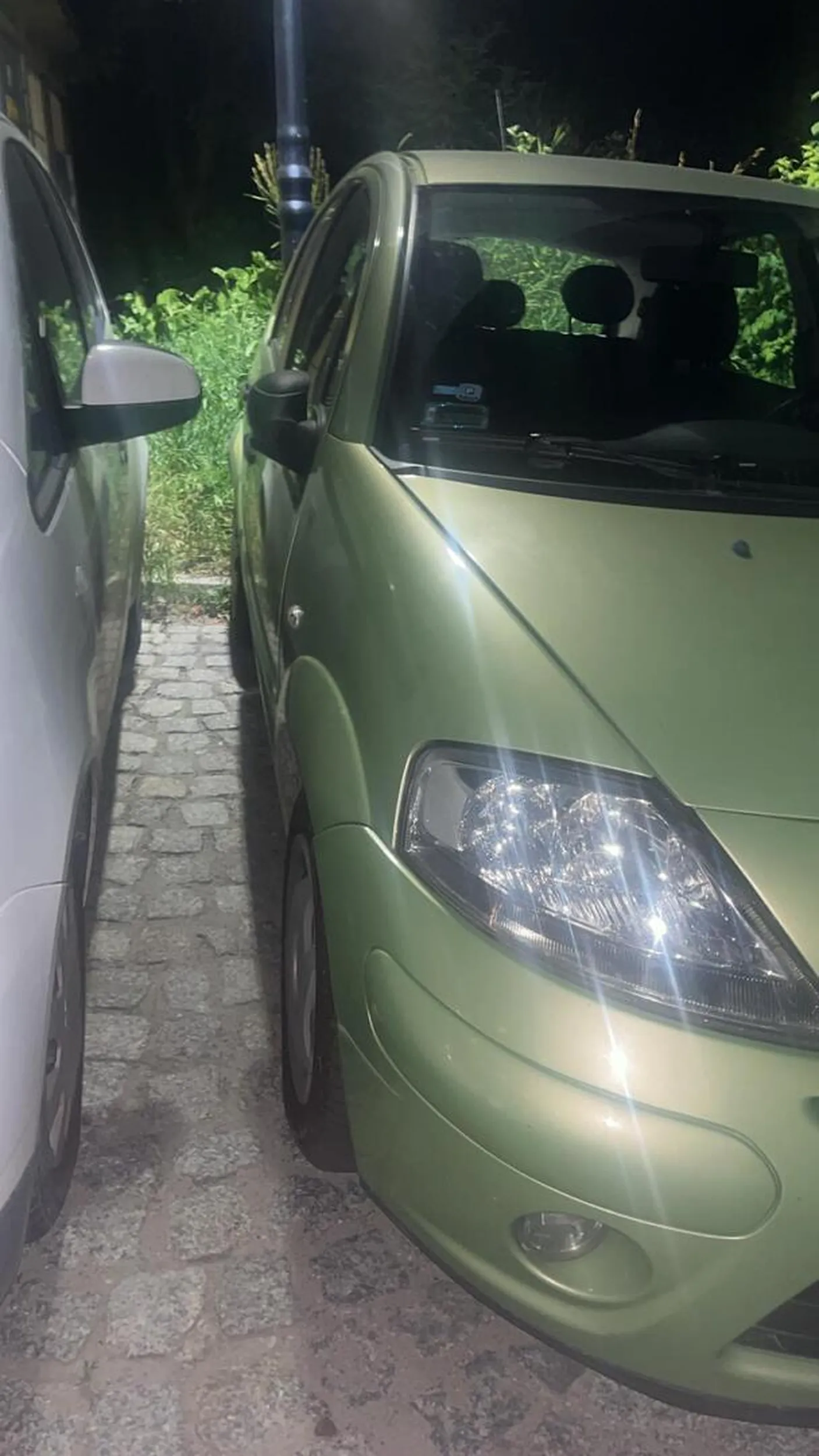 Pozdrawiam serdecznie mistrza parkowania Dobrze, że chociaż lusterko całe, bo jak widać z rozłożonym by Pan/Pani się nie zmieścił/a Dziękuję za niesamowite doświadczenie wsiadania do samochodu od strony pasażera pod własnym miejscem zamieszkania, bo przecież jak z Warszawy to wolno robić cyrk ;)