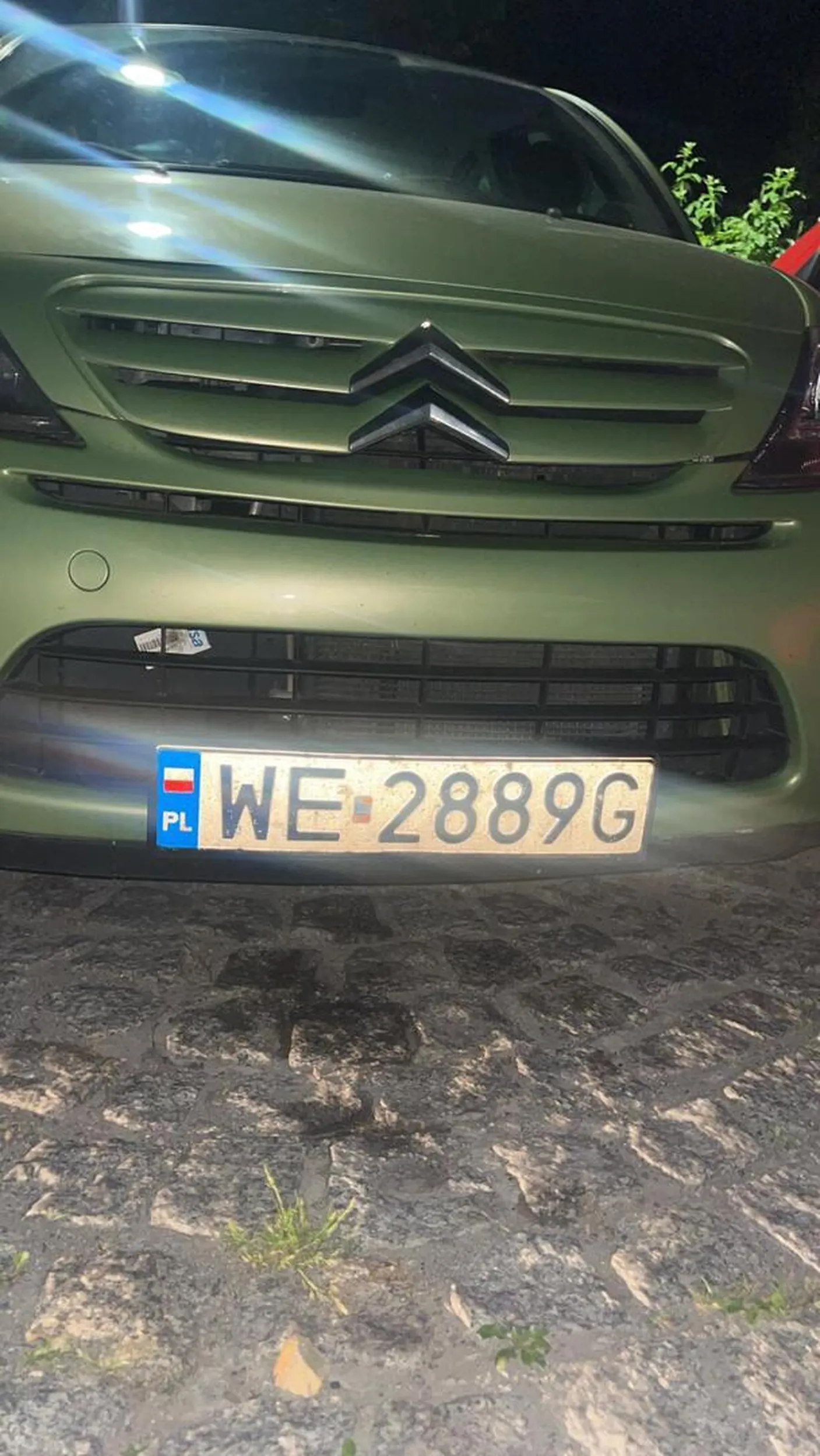 Pozdrawiam serdecznie mistrza parkowania Dobrze, że chociaż lusterko całe, bo jak widać z rozłożonym by Pan/Pani się nie zmieścił/a Dziękuję za niesamowite doświadczenie wsiadania do samochodu od strony pasażera pod własnym miejscem zamieszkania, bo przecież jak z Warszawy to wolno robić cyrk ;)