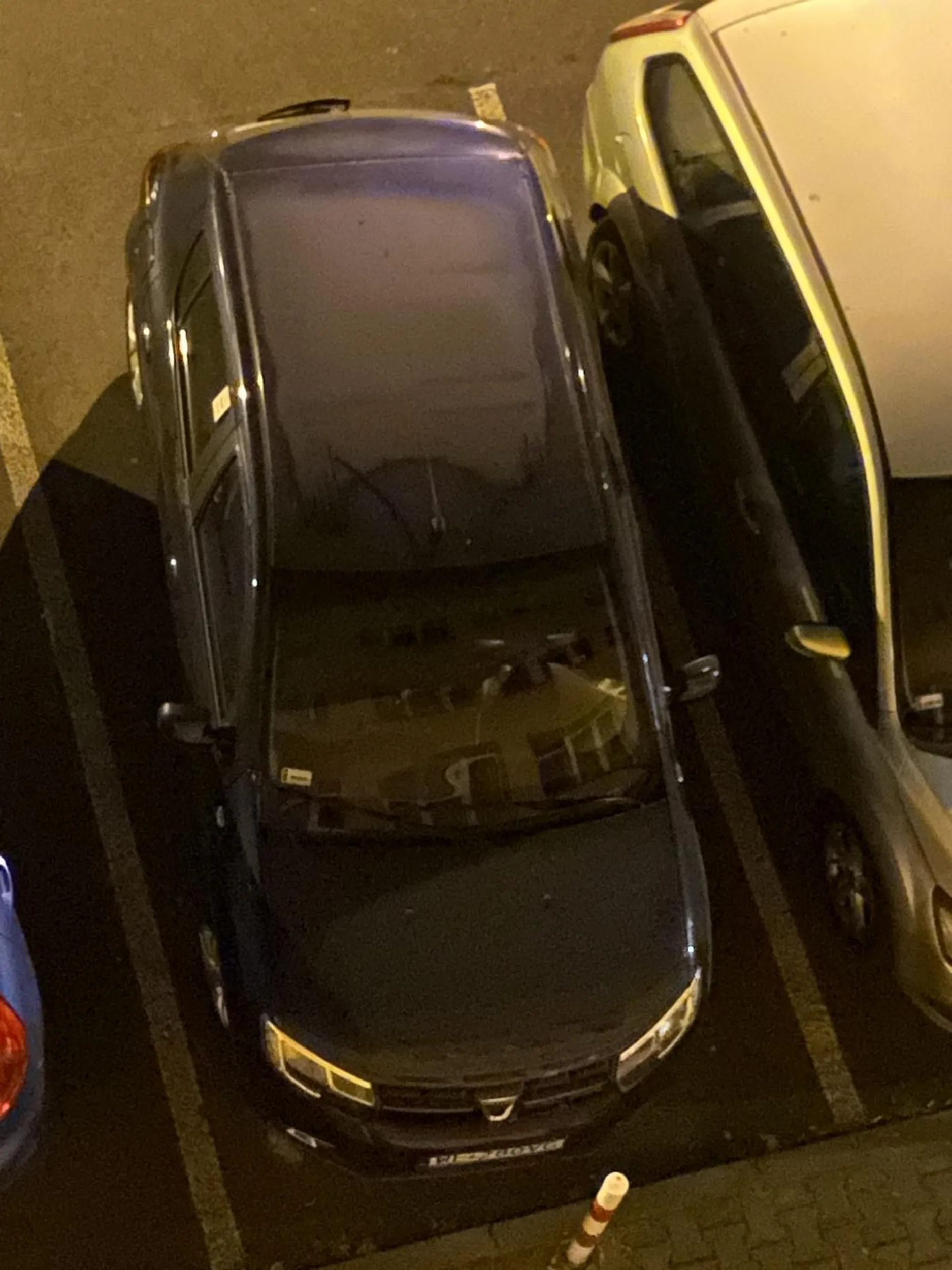 Typiara jeździ po osiedlowym parkingu w Lublinie gwałtownie rusza z piskiem opon i chamuje do zera z piskiem opon i tak pół godziny jeździła dopóki patrol policji nie przyjechał działo się to w Lublinie marka auta to Dacia czarna granatowy prawdopodobnie nie mogłem stwierdzić jaki dokładnie kolor bo była godzinya 01:20