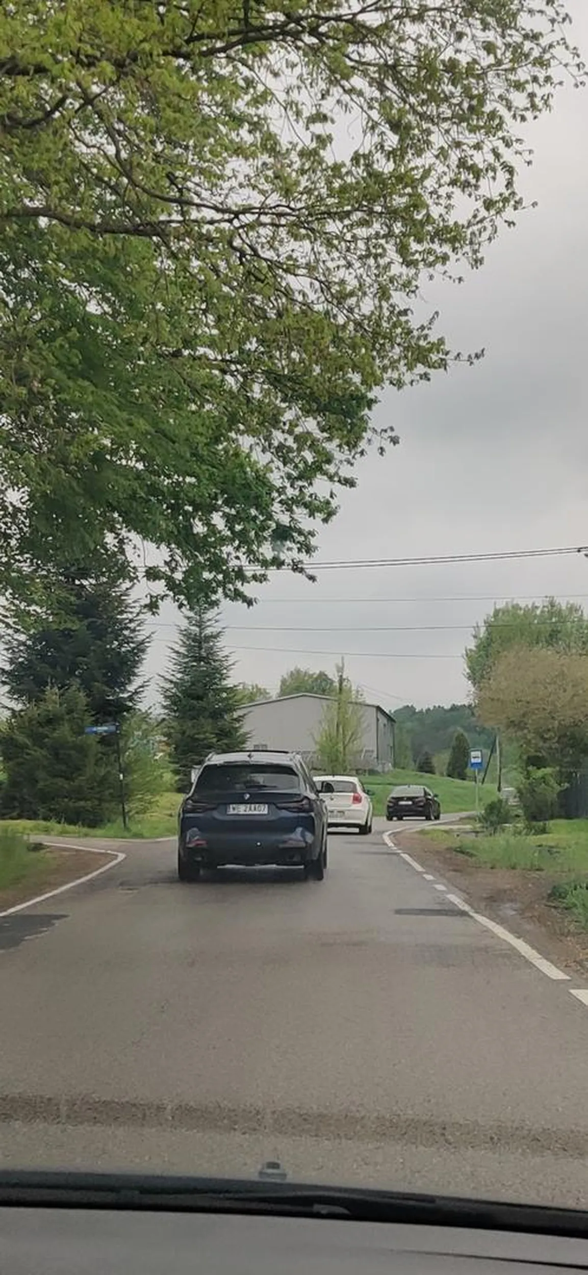 Koleś jeździ środkiem drogi na dwukierunkowych i ogranicza widoczność