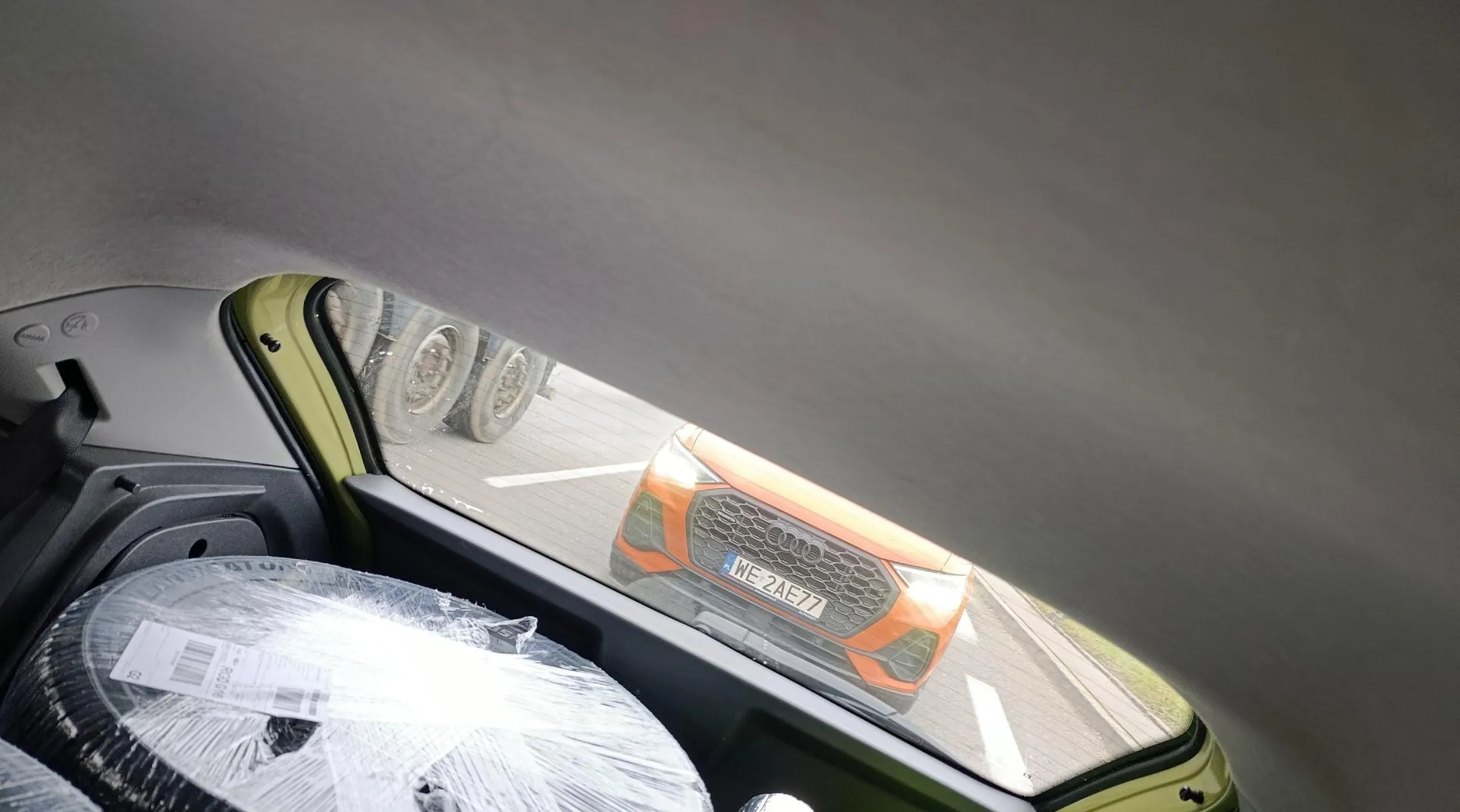 Wielki "Panie" ze stolicy w aucie w leasingu. W każdym mieście w terenie zabudowanym jeździmy 50 km/h szczególnie, że za rogiem stoi codziennie policja. Może u was w Warszawie cwaniaków z audi to nie obowiązuje, ale w Gdańsku tak ?. A siedzenie komuś centralnie na zderzaku i miganie długimi światłami , za to, że ktoś jedzie zgodnie z przepisami , kwalifikuje się pod mandat co zarejestrowała tylnia kamera. Wielki samochód nie czyni z "Pana" króla szos.