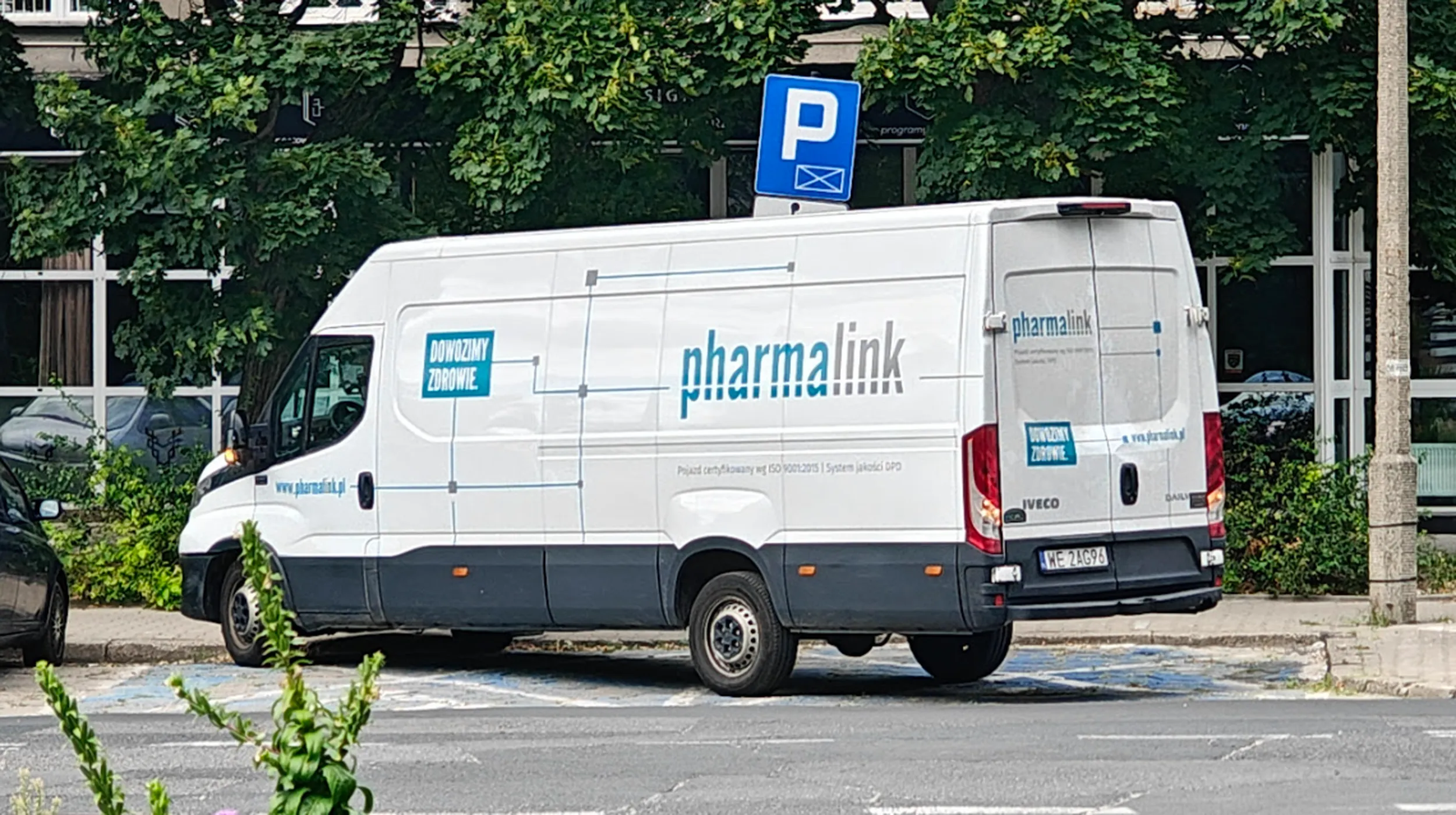 ul Twarda w Warszawie. 18.08.2025 godz 14:30 Pan dostawca leków na tyle niepełnosprawny, że na dwóch miejscach dla inwalidów musiał zaparkować.