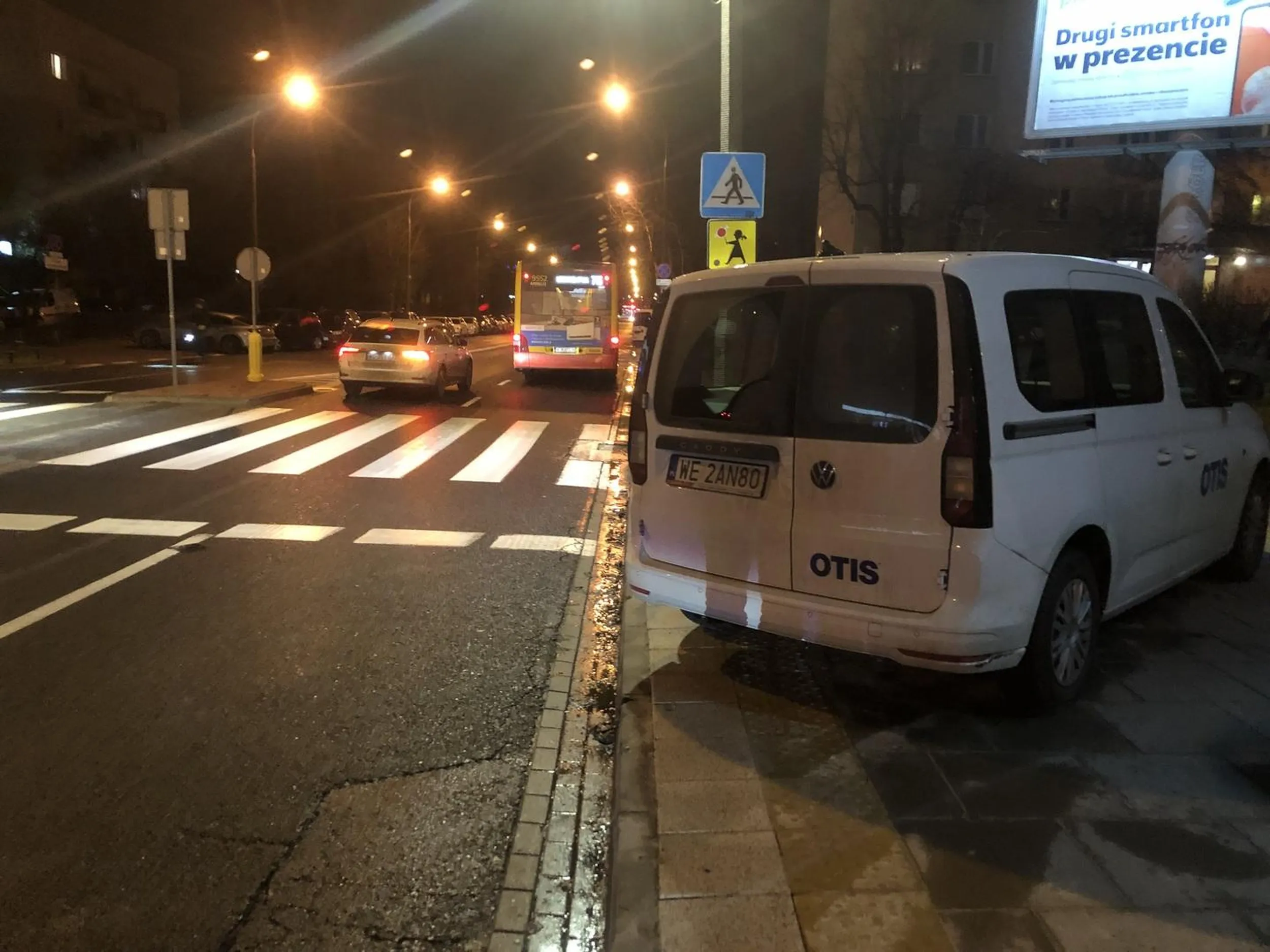 Parkowanie przed przejściem dla pieszych. To droga do szkoły podstawowej.