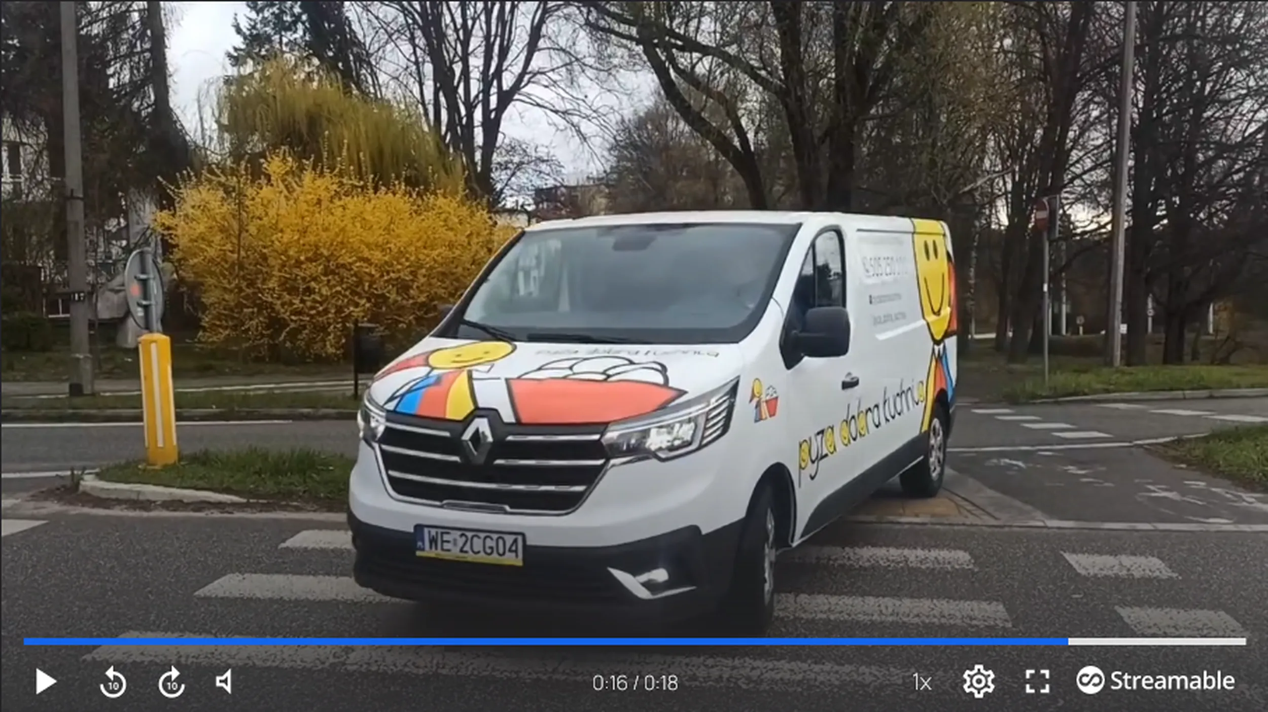 Parias jeździ po chodniku!