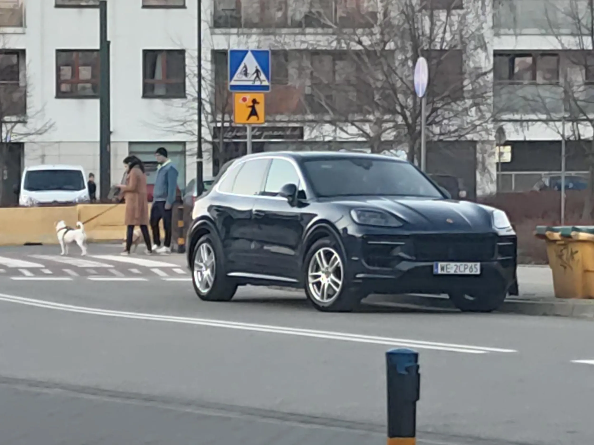 Pani parkując pod szkołą nie zachowała odpowiedniej odległości od pasów.