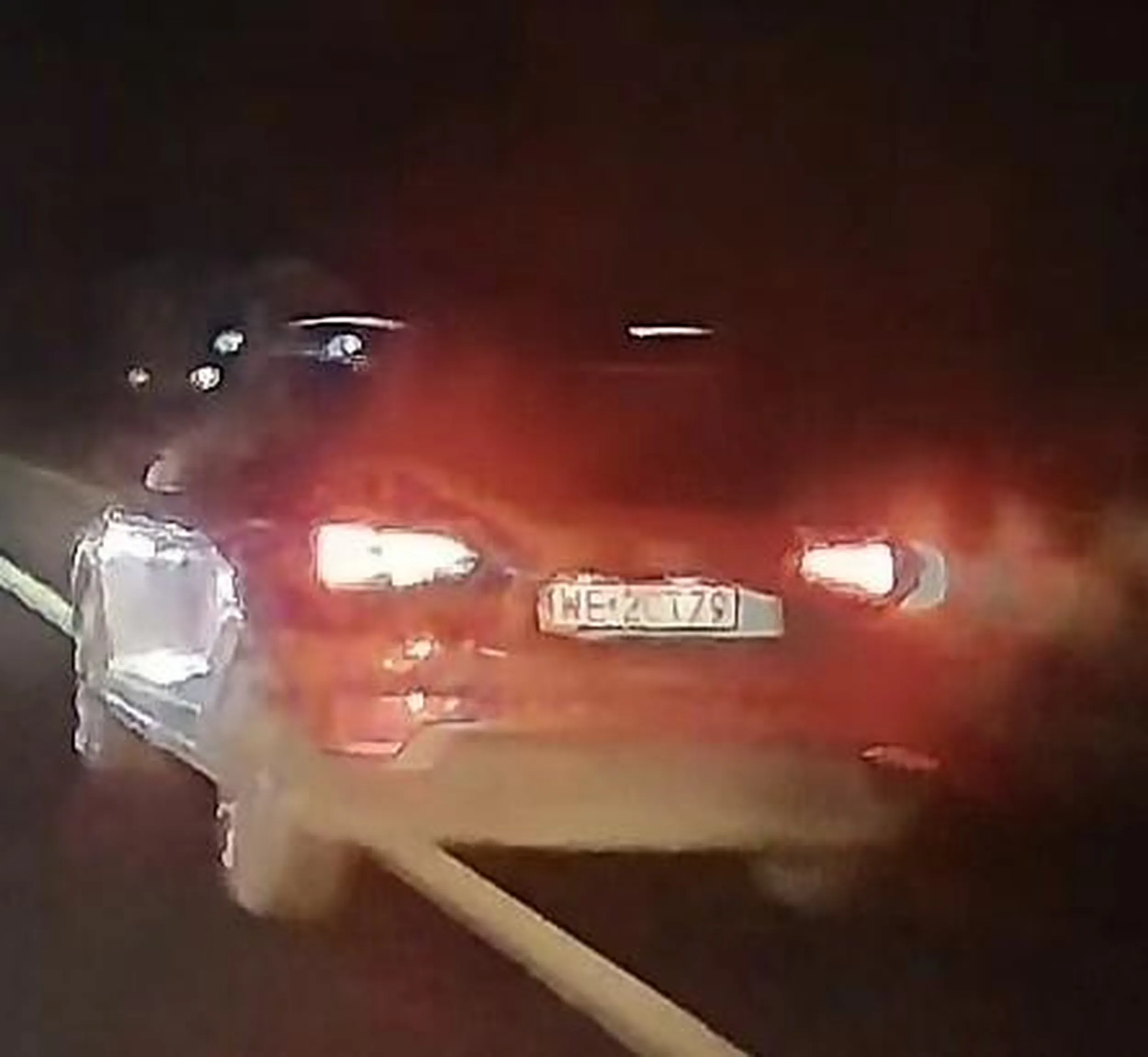 Wyprzedzanie poboczem z prawej strony na centymetry jadąc około 120 na ograniczeniu do 90...