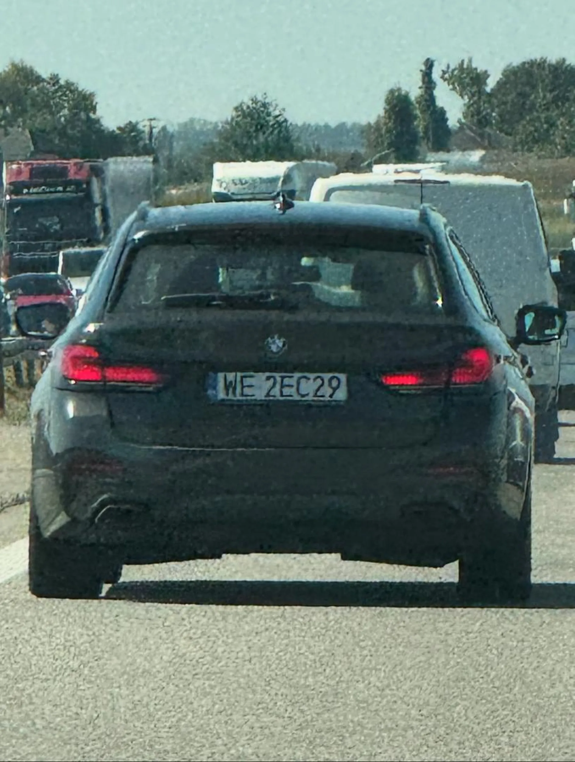 Wyprzedził mnie lewym i 5 metrów przede mną spuścił się przez otwartą szybę i pocieklo na moją co uznałem za bardzo chamskie i niebezpieczne.