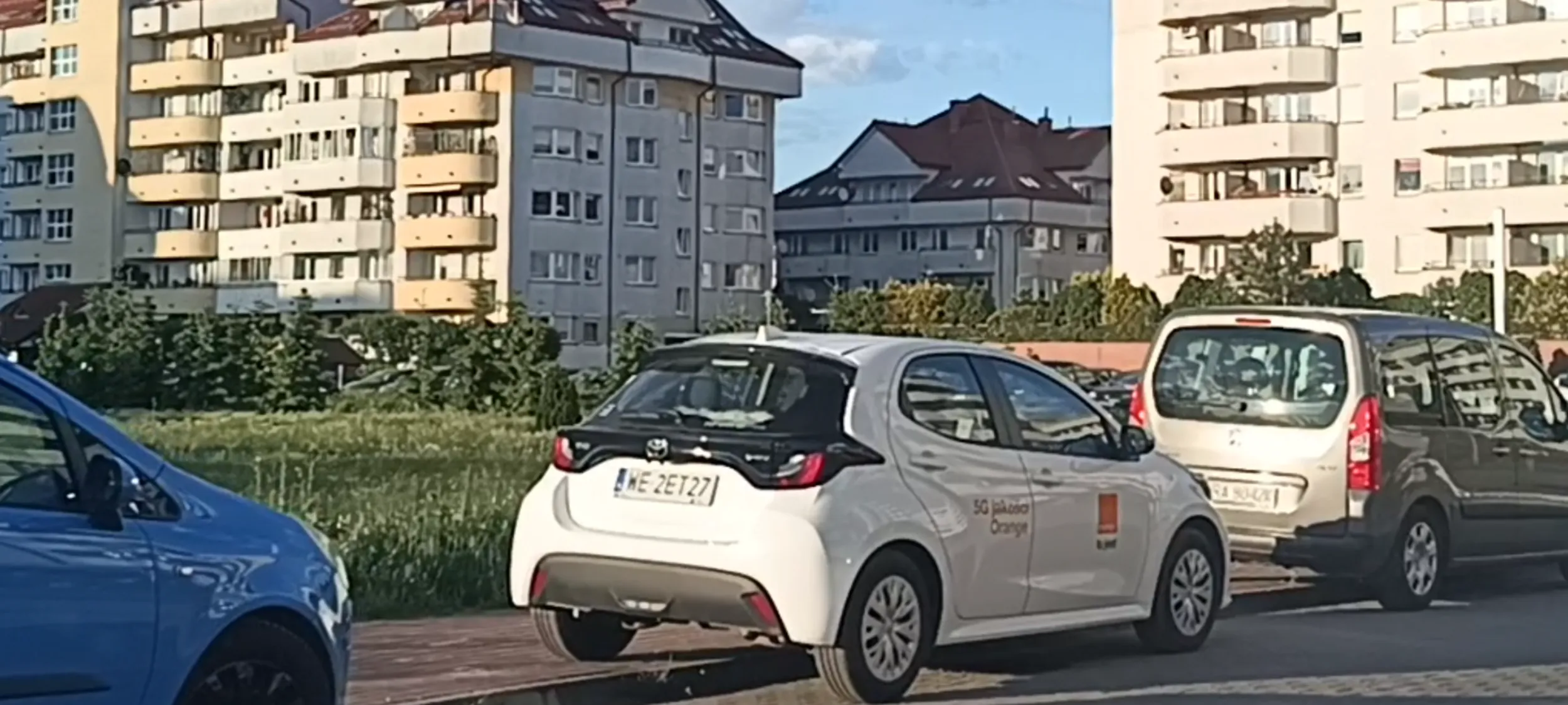 Nielegalne parkowanie na chodniku na ulicy z zakazem zatrzymywania się i postoju