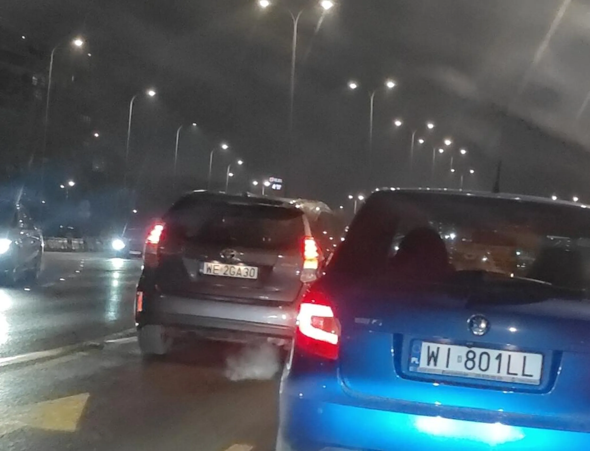 Pirat wpycha się między samochody wymuszając, to że kr3tyni wpuszczają to jedno, ale mały mózg kierowcy widać po wielkości pojazdu