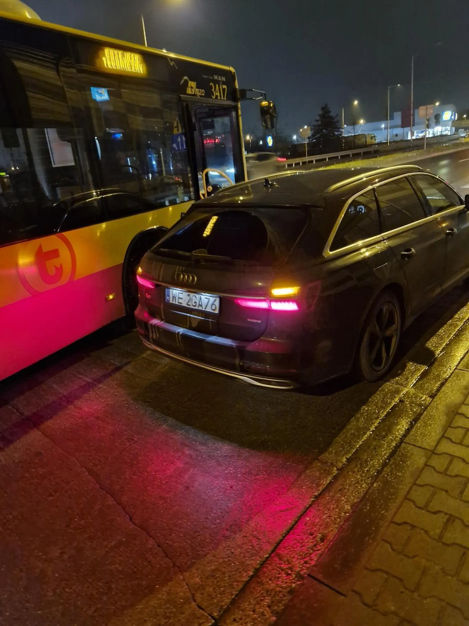 Nie pozdrawiam chama który postanowił się zatrzymać na pasie tylko żeby jak się okazało odpisać na SMS. Popaprańcu! Różne widziałem przypadki oraz sytuacje na drogach, ale mógłbyś raz na święto powstrzymać swoje świńskie maniery i nie pokazywać środkowego palca kierowcy autobusu którego właśnie zablokowałeś tylko dlatego żę postanowiłeś uprzykrzyć innym życie odpisując na SMSa do swojego kochanka. Haa Tfu!