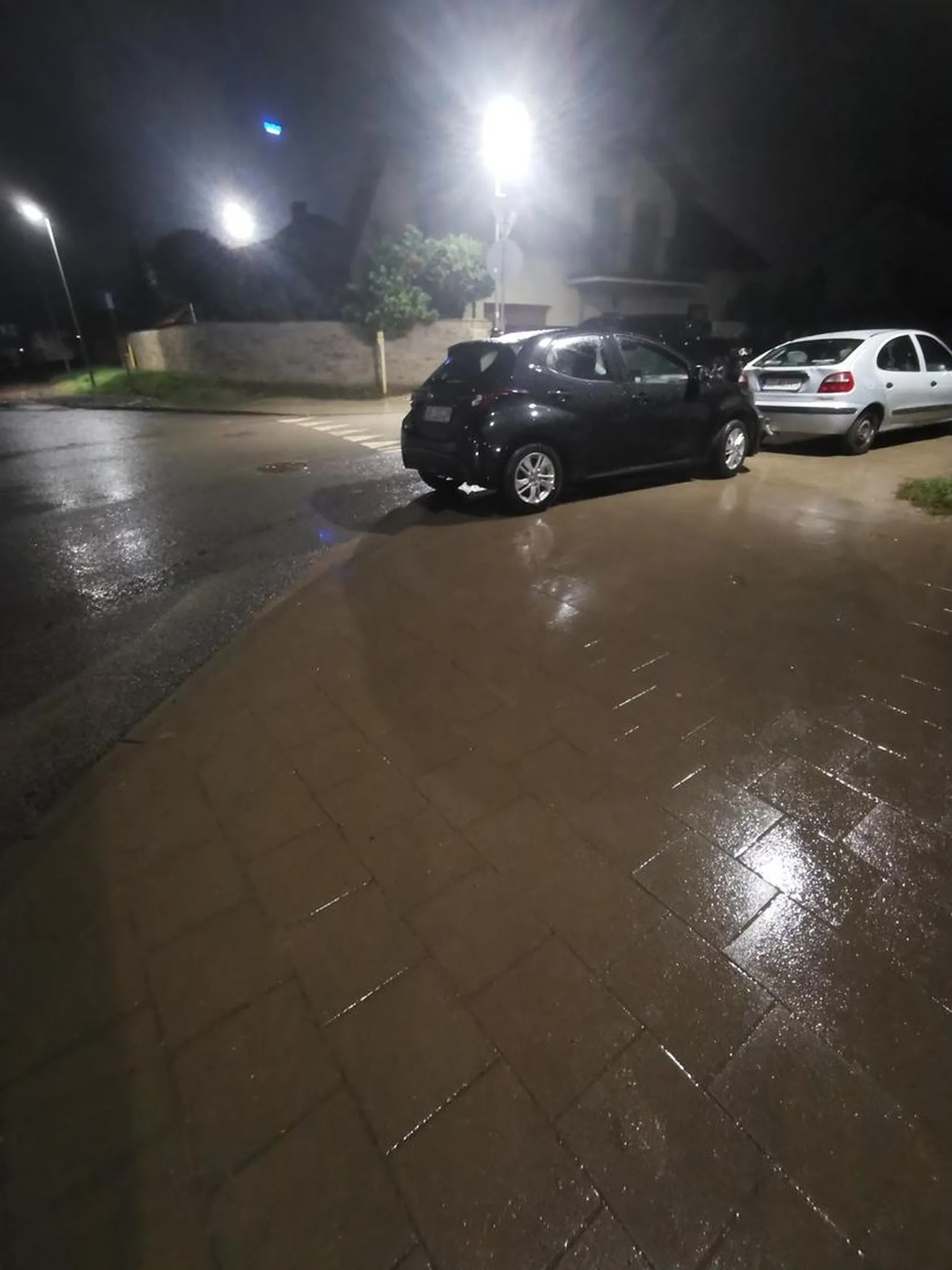 Kierowca zostawił samochód tuż przy rondzie Gdańsk ul. Kazimierza