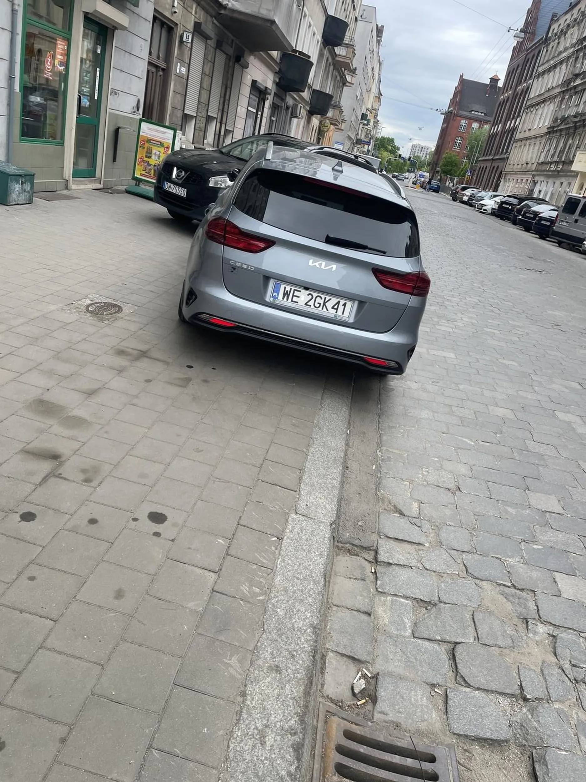 Stanął/ęła pośrodku wielkiej przestrzeni i ani za nim ani przed nim nikt już nie zaparkował normalnie. W dodatku nawet nie trafił w całości na chodnik.