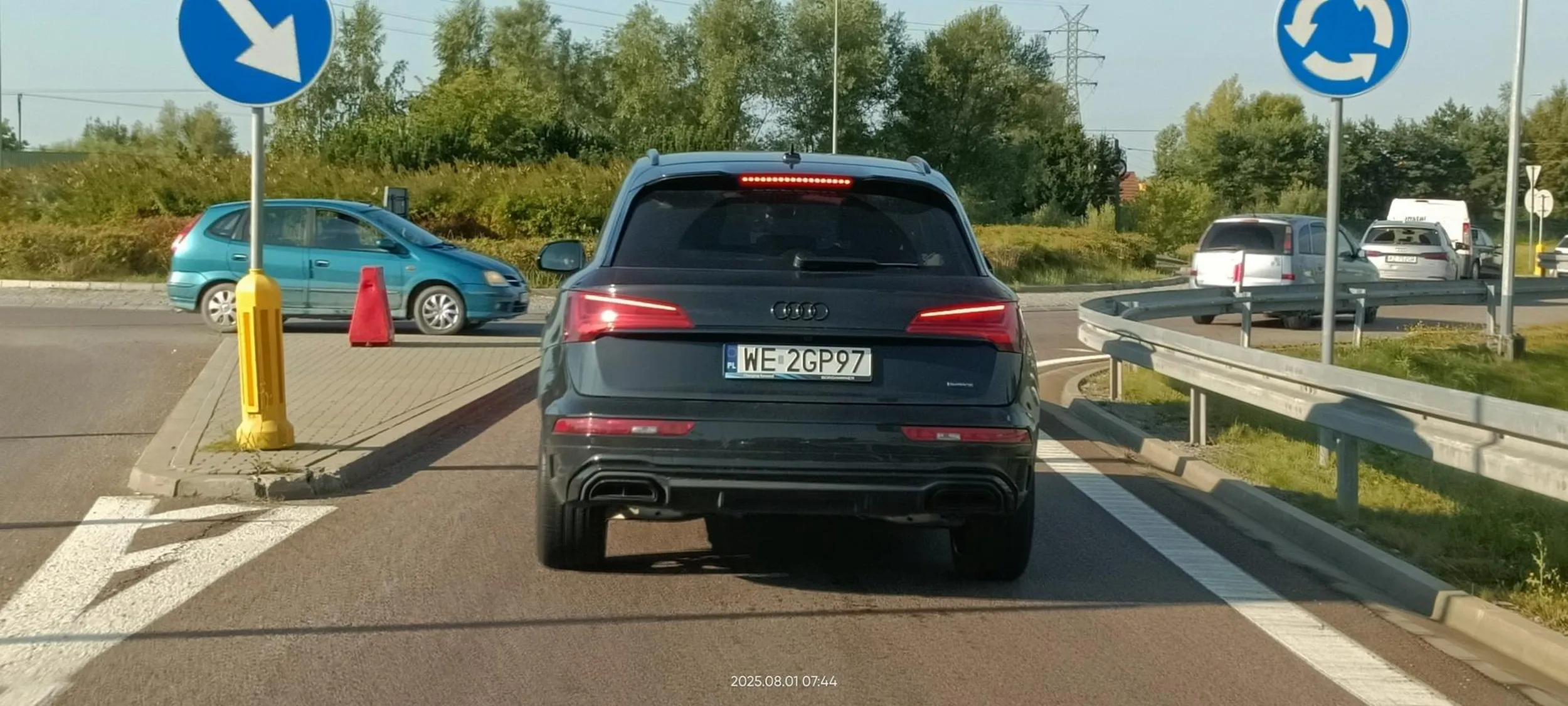 Kierowca używa kierunkowskazów tylko sporadycznie. Na ekspresówce jeździ środkiem jezdni zajmując na raz obydwa pasy ruchu.