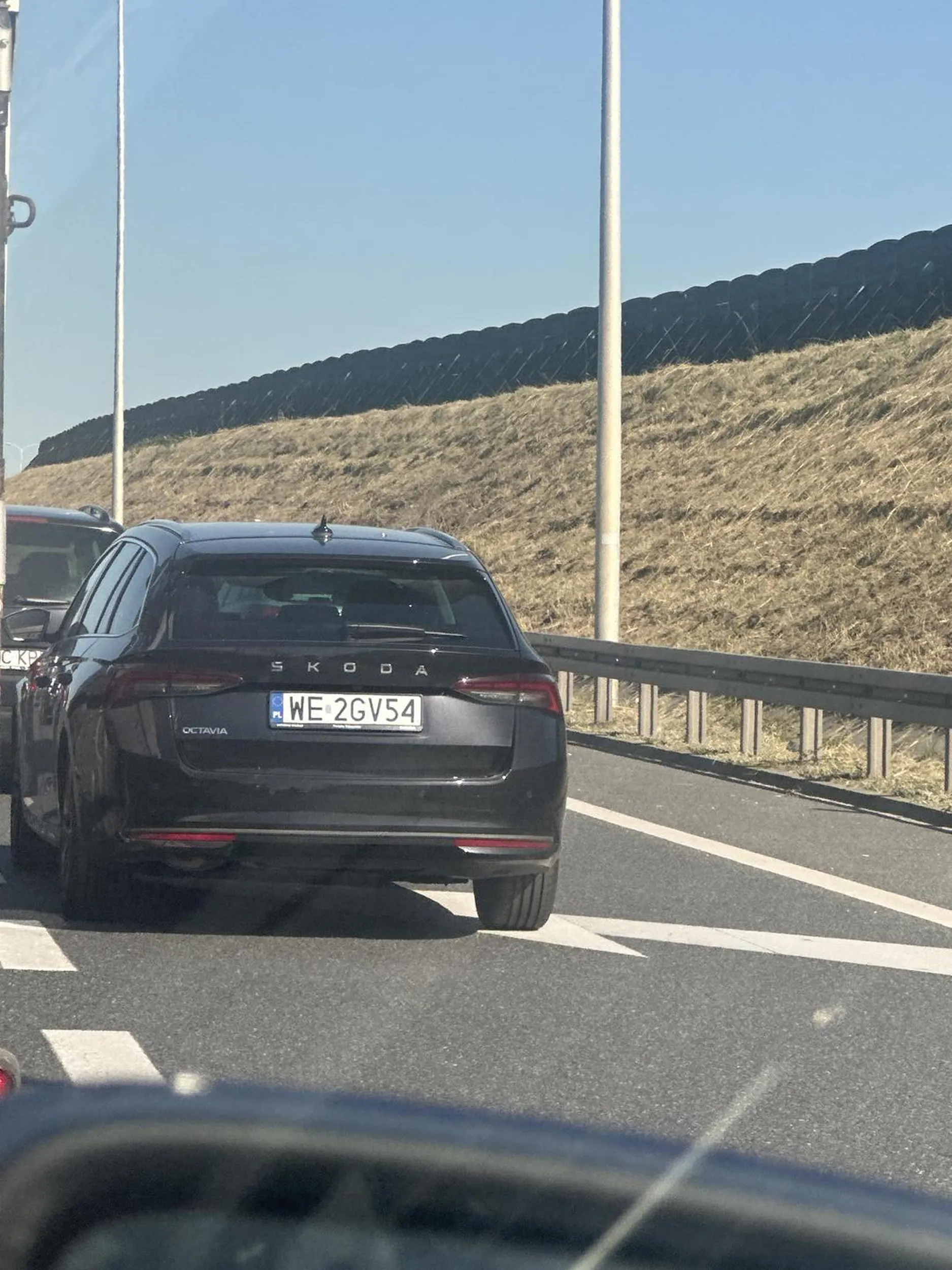 Przez ludzi jak Ty mamy korki w Warszawie, bo musisz przeglądać tiktoki czy kij wie co. Jak chcesz korzystać z komórki to zamów ubera czy zatrudnij szofera, który będzie Cię woził.