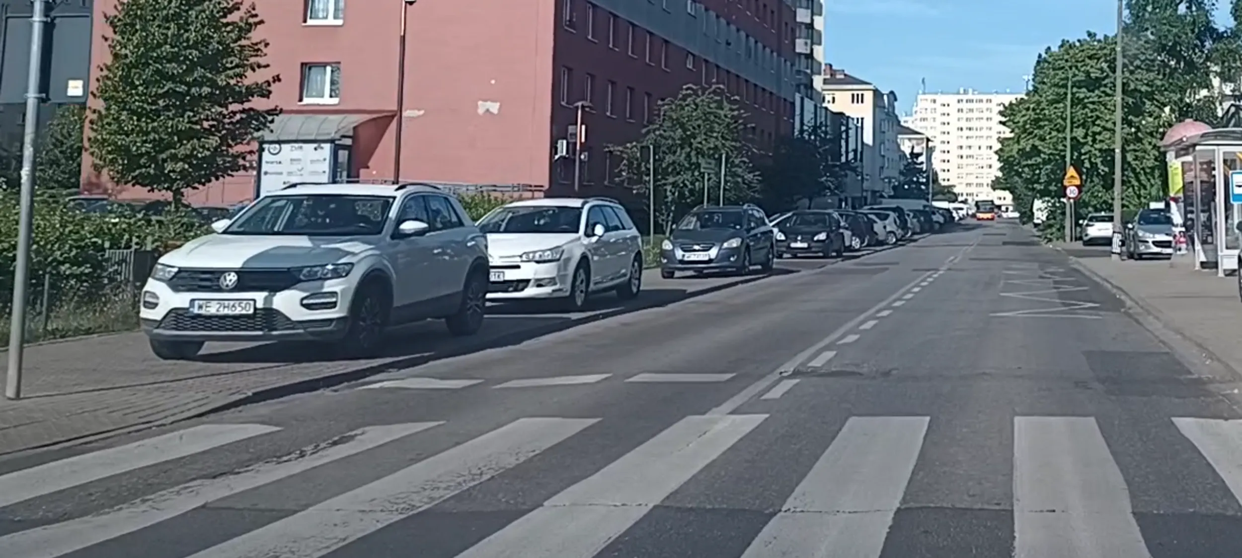 Patologia zaparkowała przed samym przejściem dla pieszych a wolno parkować w odległości 10m