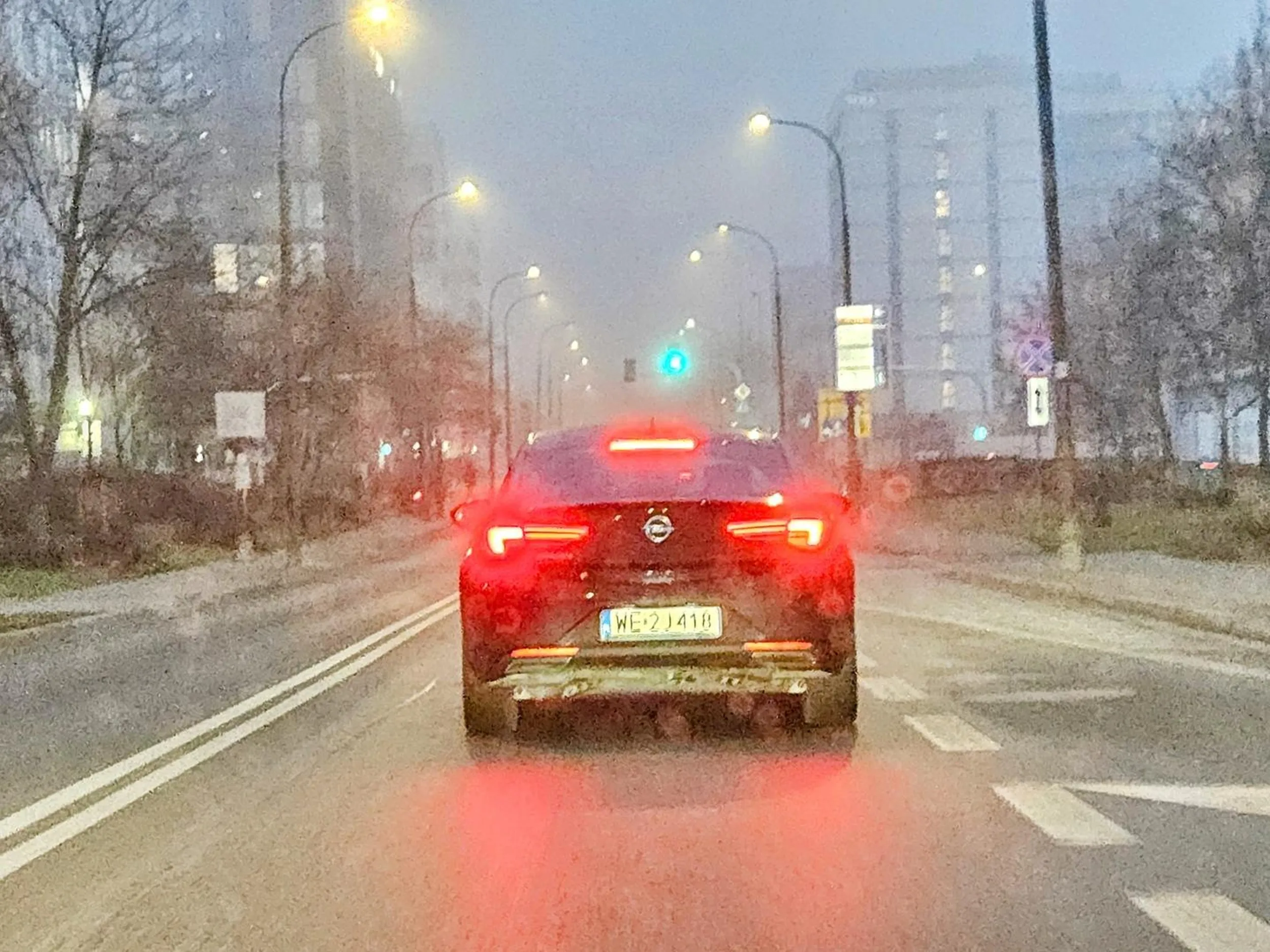 Typowy dyrektorski sznyt... najpierw wyjechać z podporządkowanej... a właściwie to po nawrotce, żeby sobie rondem dupy nie zawracać, a potem dać feedback w postaci hamowanka tuż przed chamskim wyjechaniem przed maskę... Naprawdę wspaniały człowiek, oby miał dobry dzień... srał go pies, ale ku pamięci niech tu wisi :)